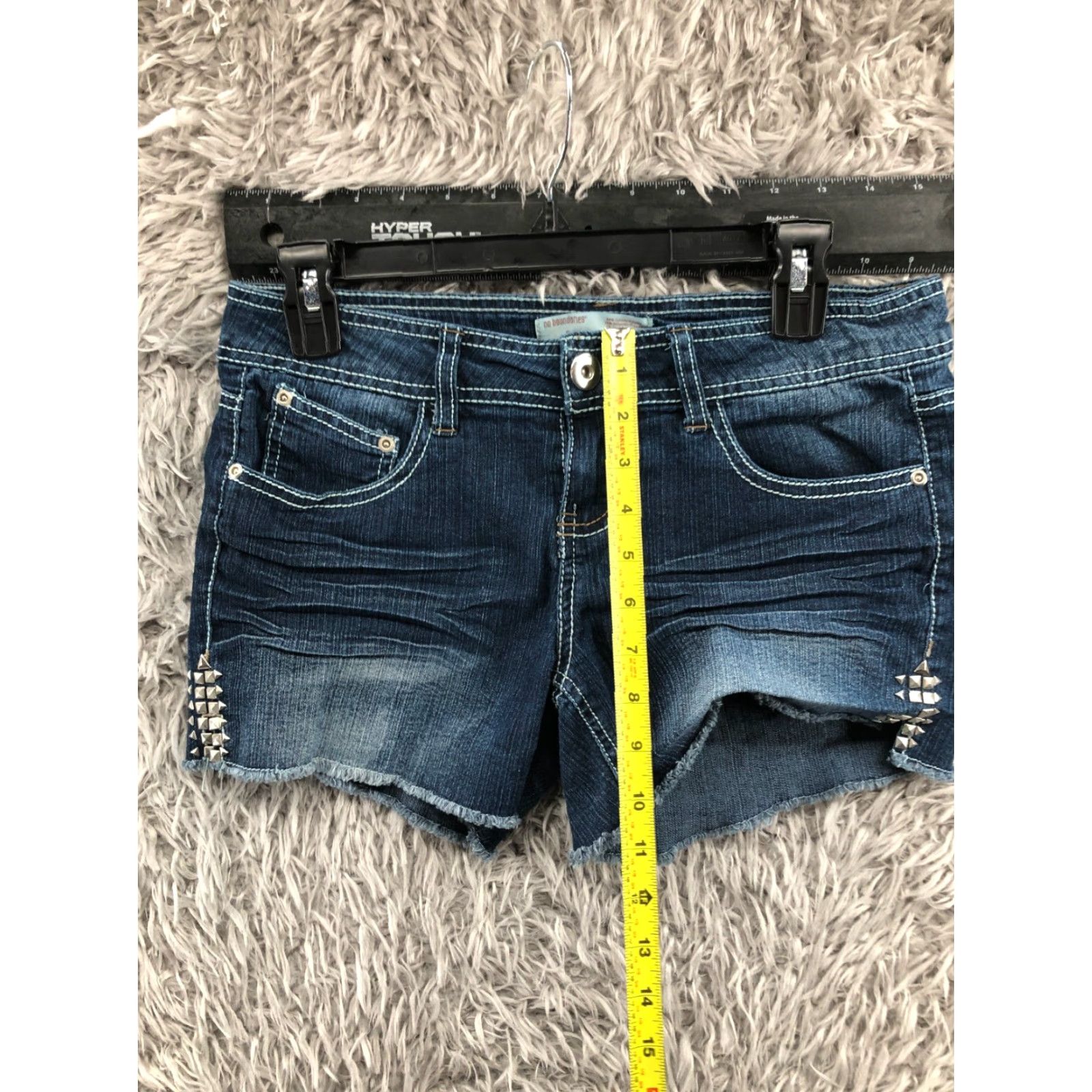 Vintage No Boundaries Cut-Off Shorts Womens Juniors Size 9 Medium Wash Blue Studded Denim Casual 5-Pocket Front Flat Front Regular Rise 4 in Cotton Jeans Size 30" / US 8 / IT 44 - 3 Thumbnail