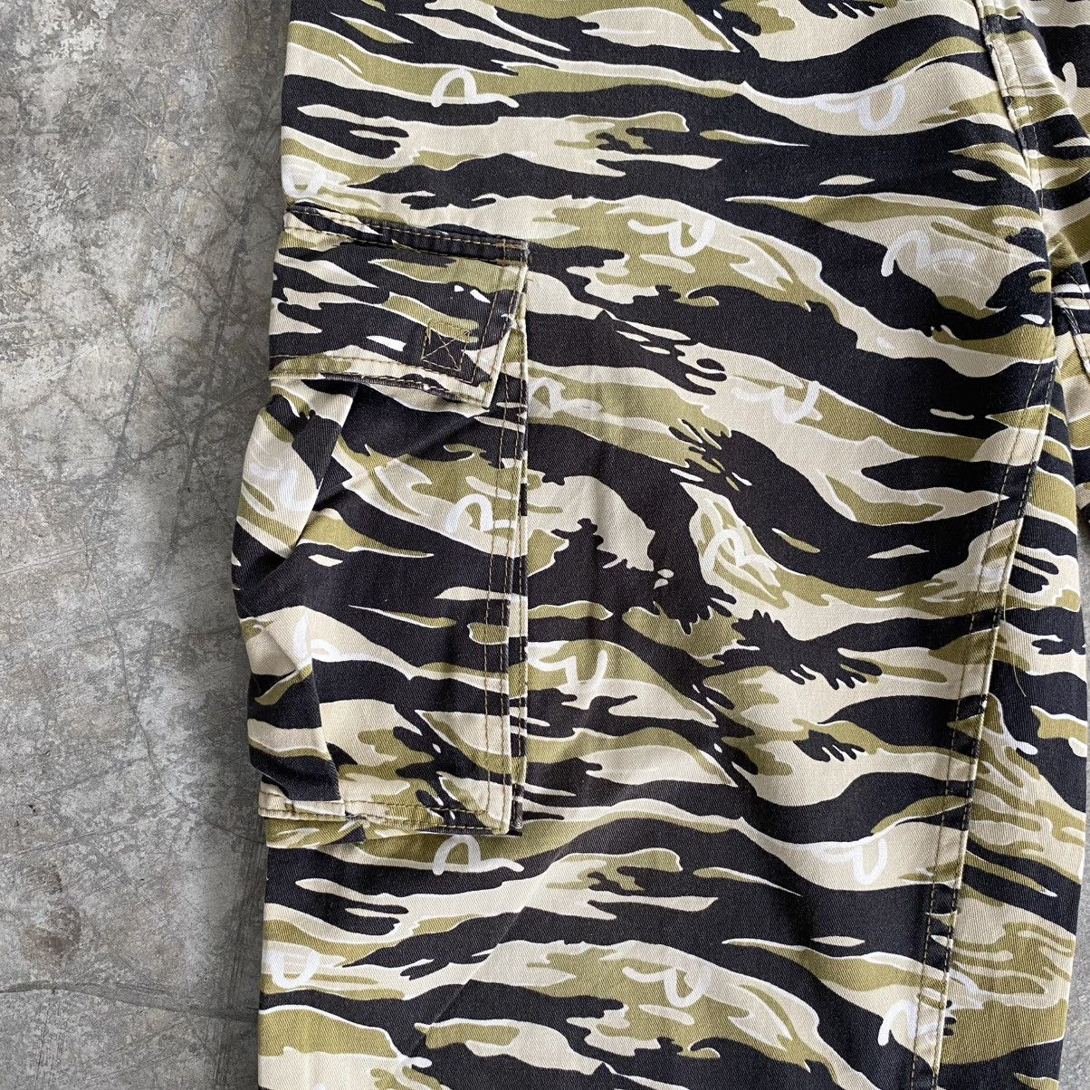 Evisu 2000’s Evisu Japan Camo Tiger Stripe Baggy Cargo Pants Size US 32 / EU 48 - 7 Thumbnail