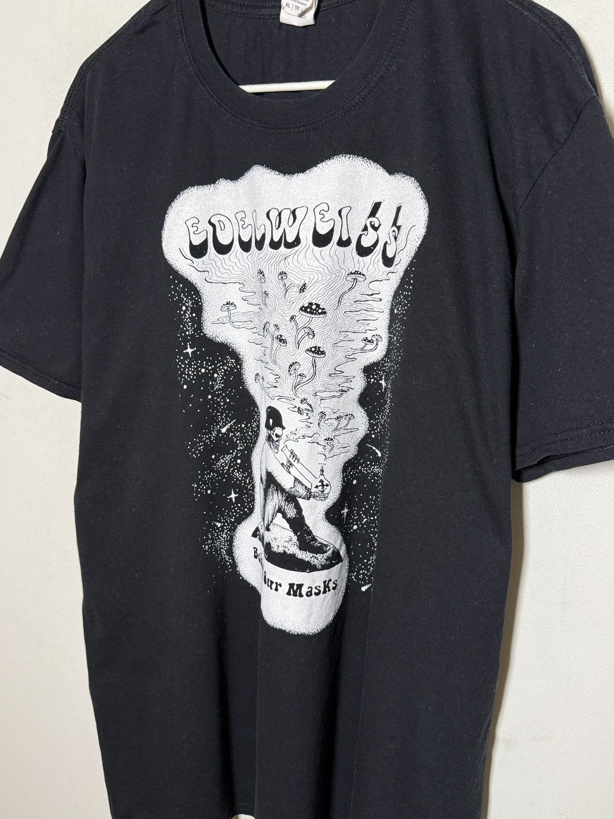 Band Tees Edelweiss “Behind Our Masks” graphic T-shirt Size US XL / EU 56 / 4 - 2 Thumbnail