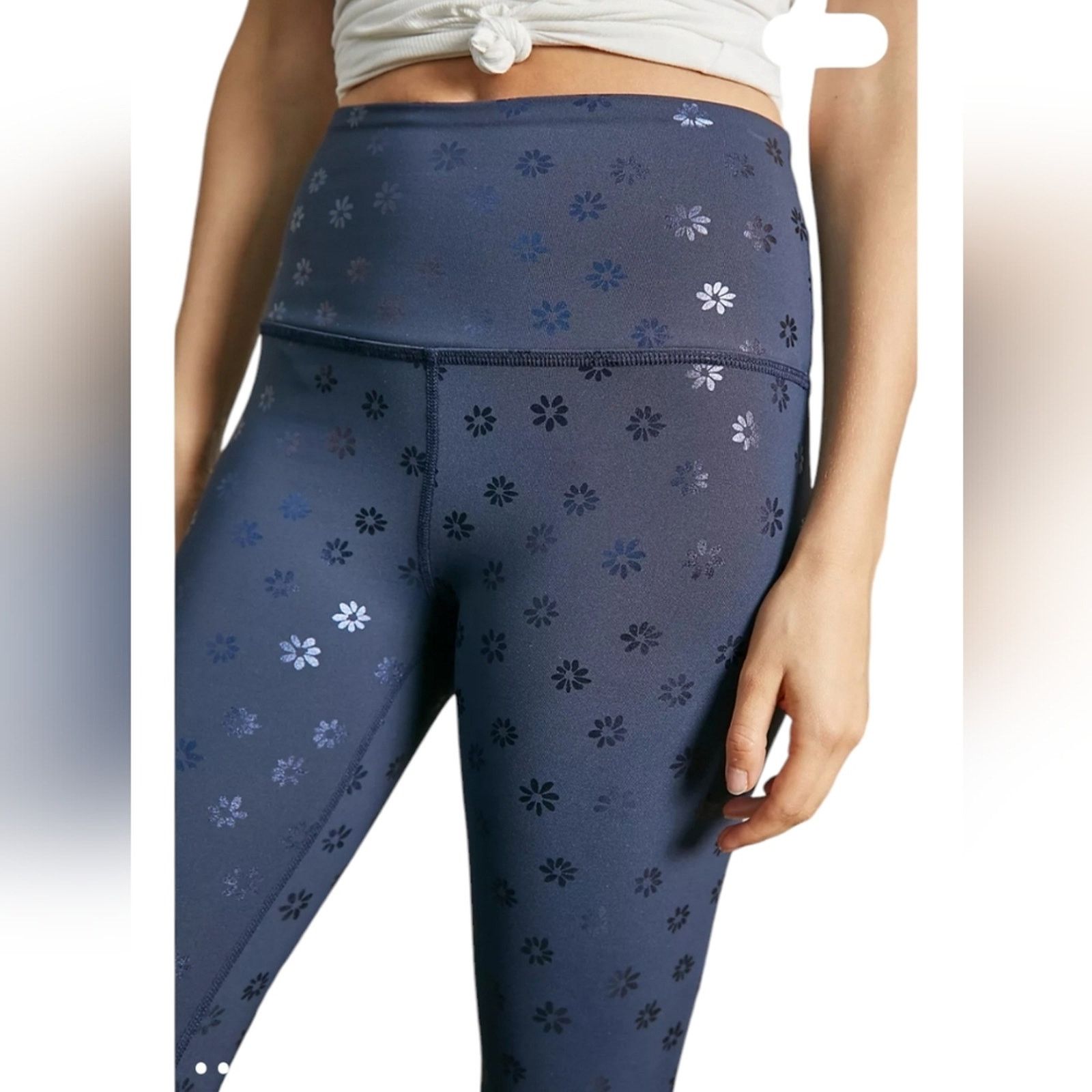 Beyond Yoga Beyond Yoga Daisy Shimmer Midi Leggings Medium Size 28" / US 6 / IT 42 - 3 Thumbnail