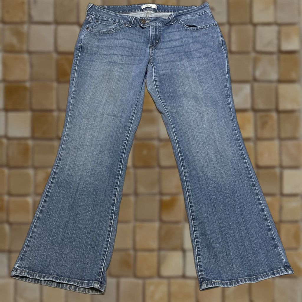 Levi's Levi's 542 Flare Denim Jeans Women 18M Medium Blue Pockets Regular 542 Model Cowgirl Rodeo Flap 18M Womens Jeans Size 40" / US 18 - 1 Thumbnail