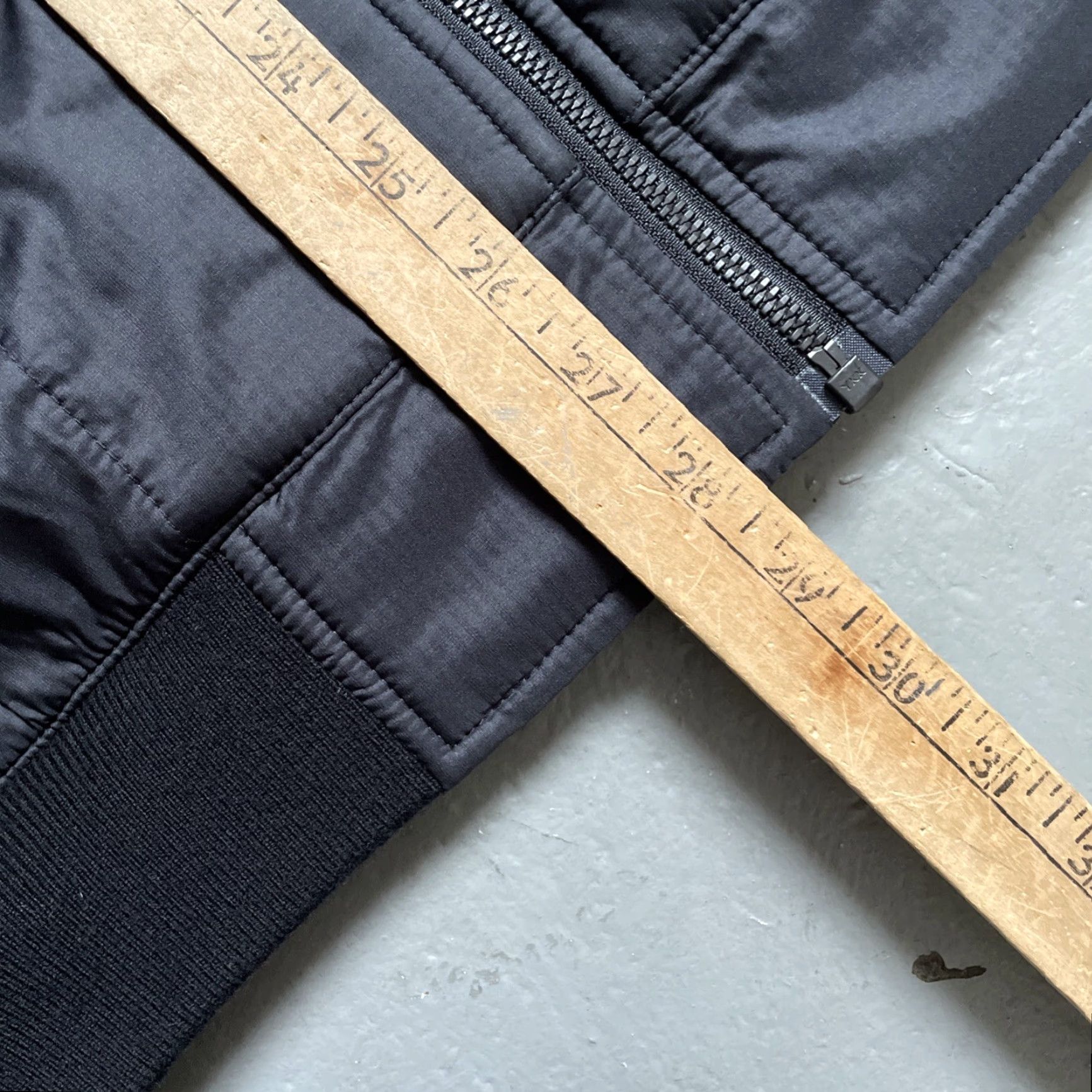Icebreaker Icebreaker MerinoLOFT Insulated Quilted Bomber Jacket Unisex Adults L Black Outdoor Casual Merino Bomber Sample Pre-Owned Womens Mens Girls Boys Size US L / EU 52-54 / 3 - 3 Thumbnail