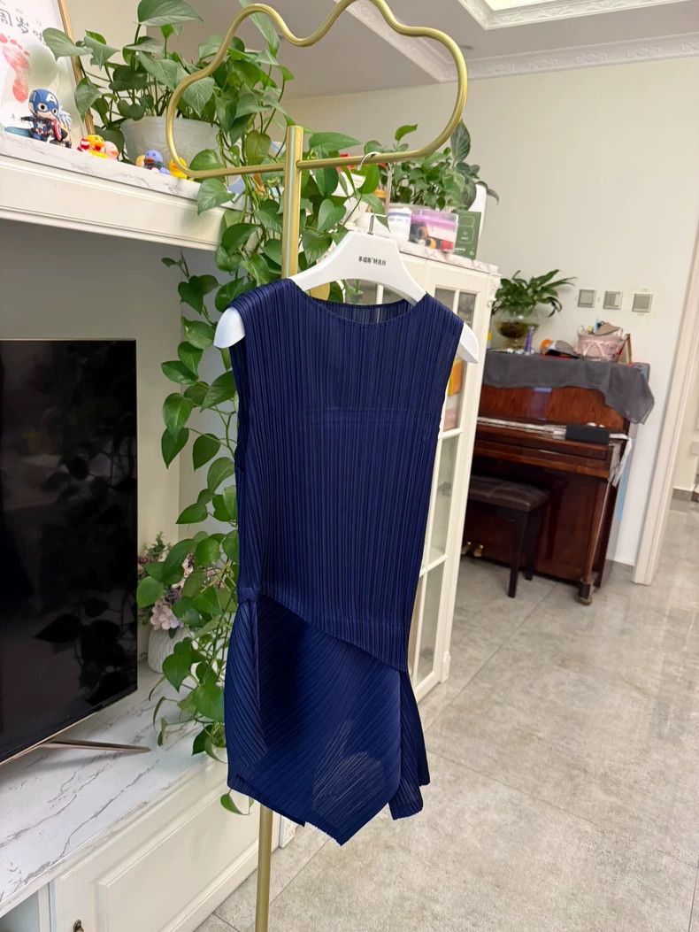 Issey Miyake Issey Miyake size:3 Blue pleated vest Size XS / US 0-2 / IT 36-38 - 2 Thumbnail