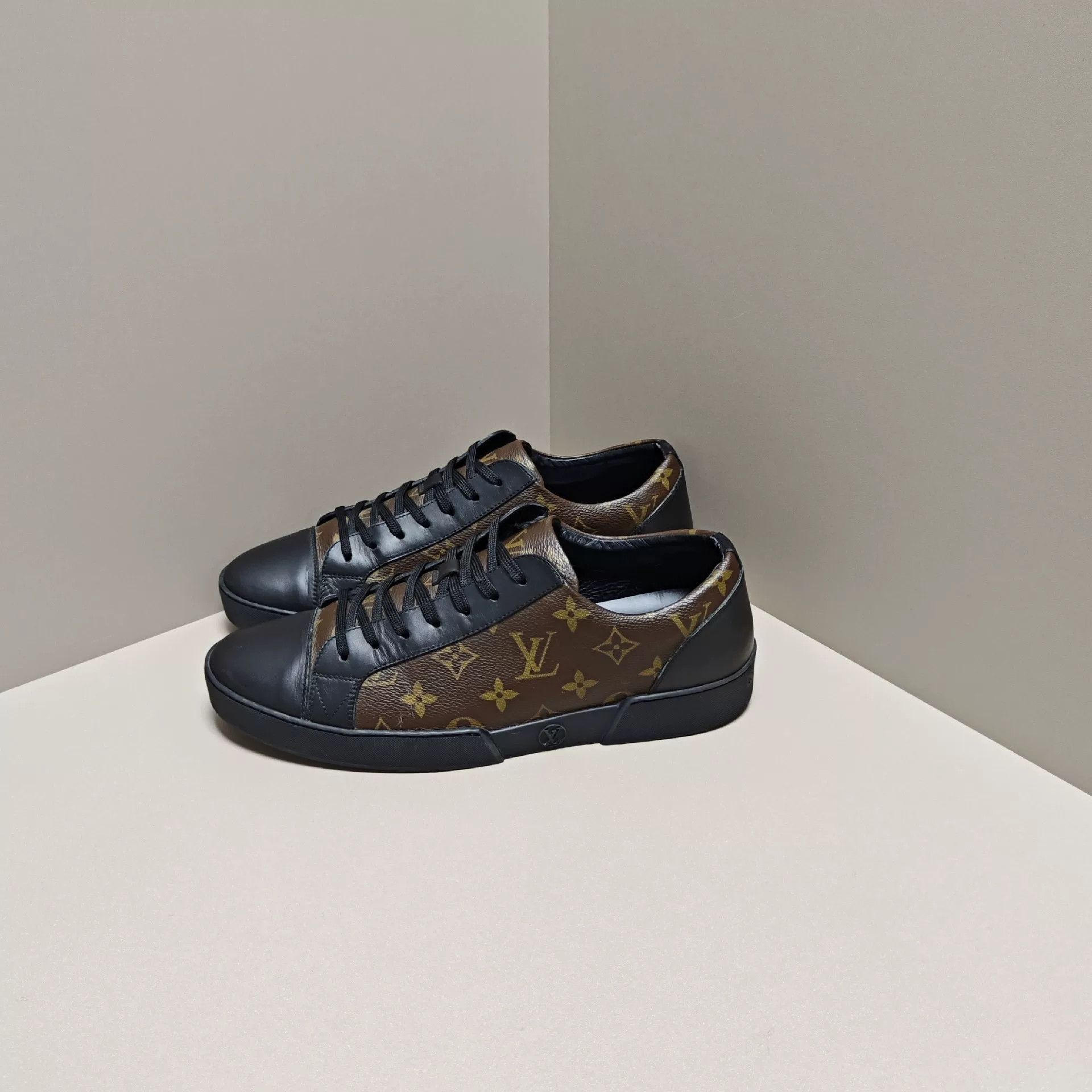Louis Vuitton Louis Vuitton Lowtop Sneakers 8 Men Size US 8 / EU 41 - 1 Thumbnail