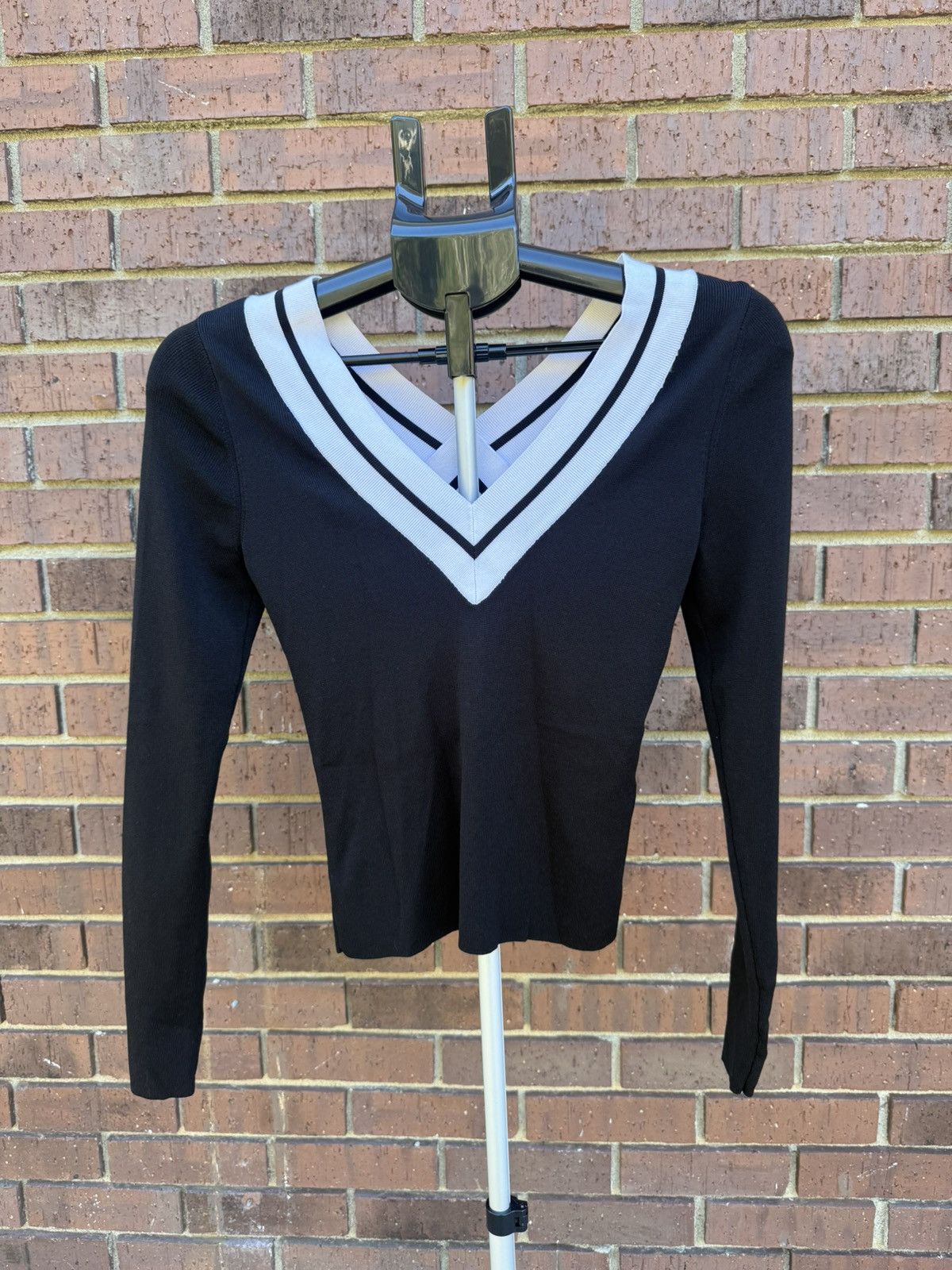 Express Express Fitted Tipped V-Neck Sweater Black White Winter Size XS / US 0-2 / IT 36-38 - 2 Thumbnail