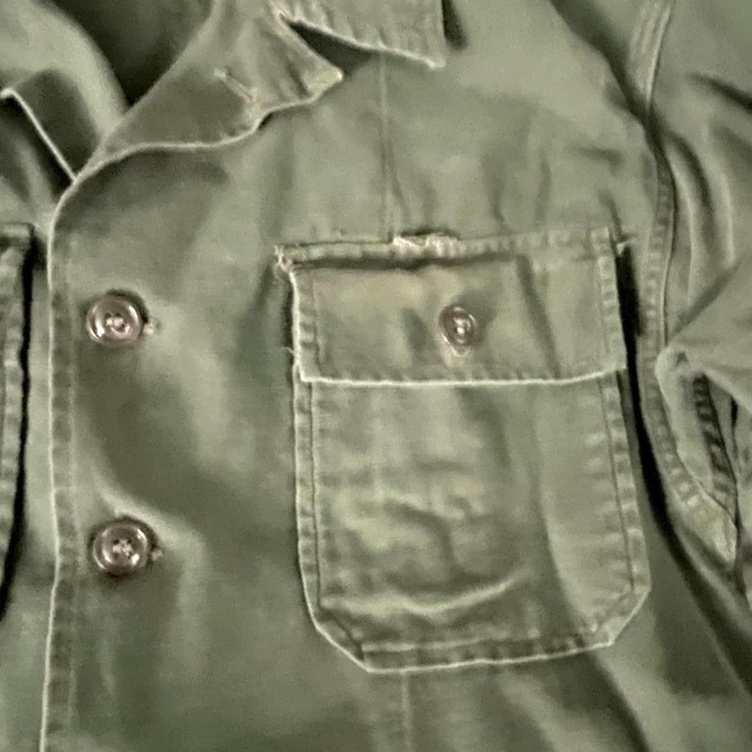 Vintage VINTAGE U.S. Army Vietnam Era Sateen Cotton Shirt M Green Shirt Mens/Adults 1960s 1960s Vintage Military Shirt Size US M / EU 48-50 / 2 - 3 Thumbnail