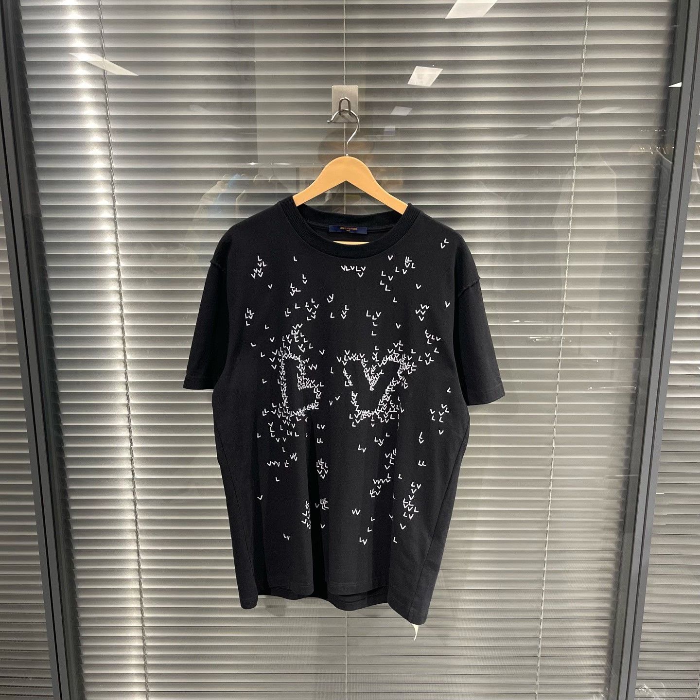 Louis Vuitton Louis Vuitton LV Logo Paper Plane T-Shirt L Size US L / EU 52-54 / 3 - 1 Thumbnail