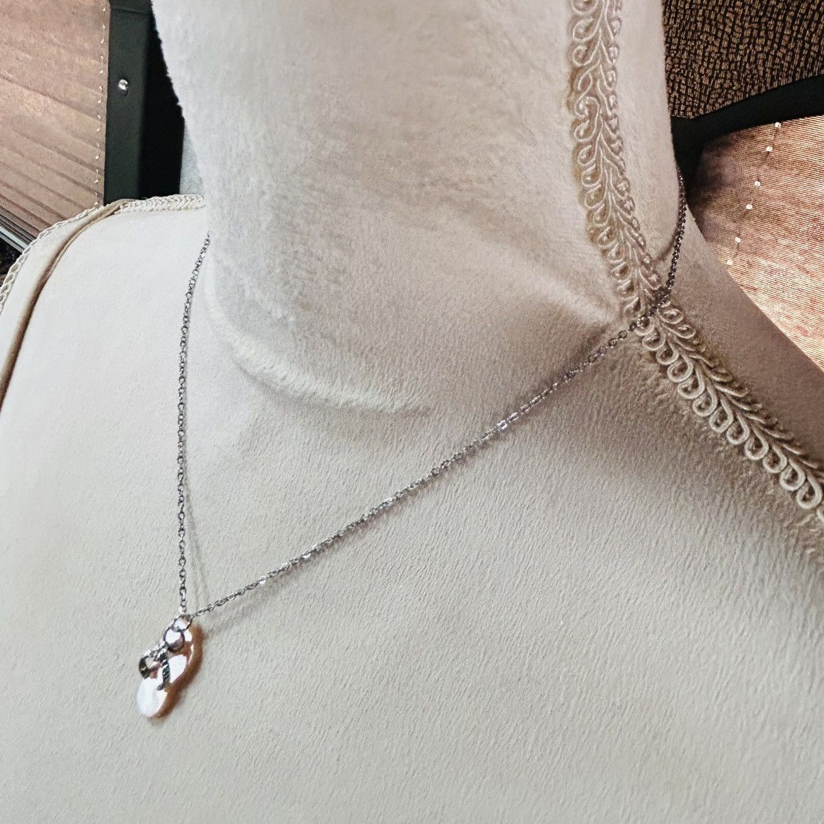 Handmade Handcrafted salvaged vintage mother of pearl sandal necklace Size ONE SIZE - 5 Thumbnail