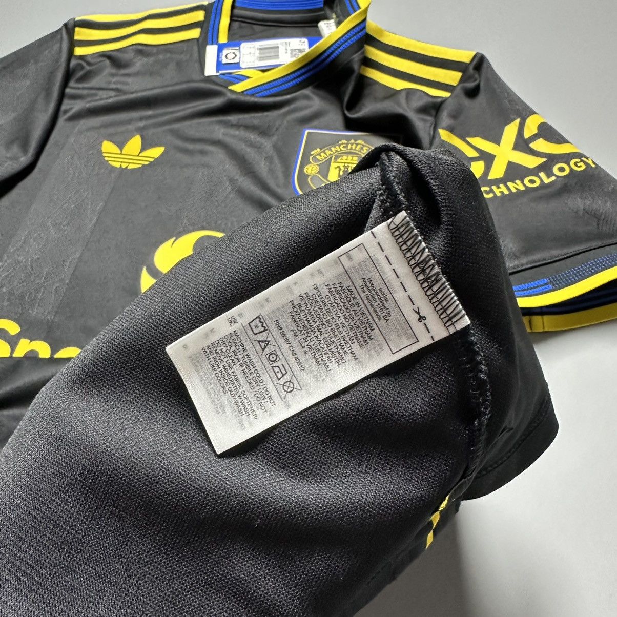 Vintage MAN UNITED ADIDAS 2025/2026 PLAYER ISSUE JERSEY #10 CUNHA Size US M / EU 48-50 / 2 - 12 Thumbnail