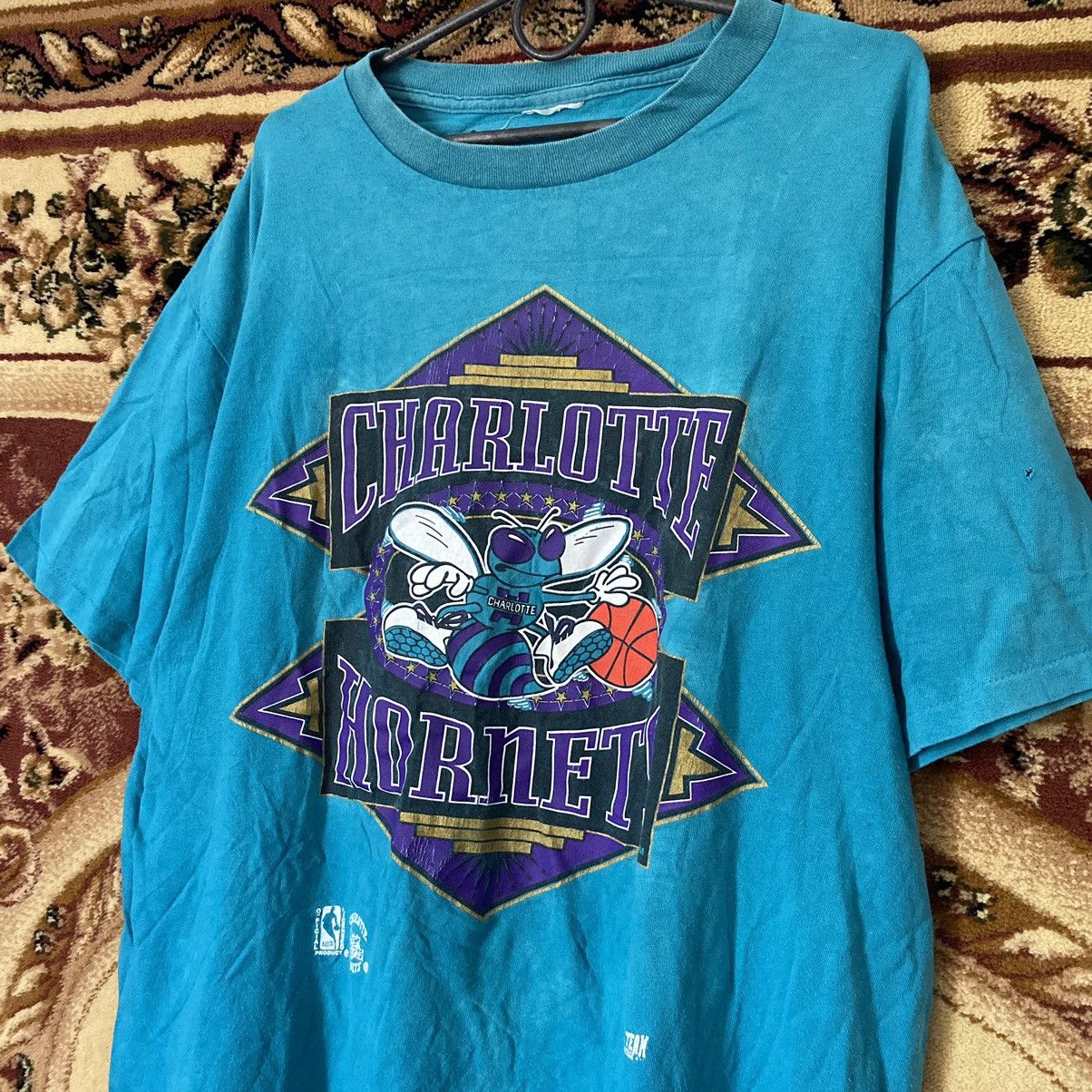 Band Tees × NBA × Vintage Vintage Charlotte Hornets T-Shirt NBA Size US XL / EU 56 / 4 - 2 Thumbnail