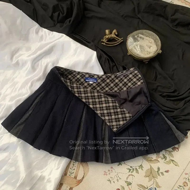Burberry Burberry Pleated Wool Mini Skirt in Dark Blue. Size 24" / US 00 / IT 34 - 7 Thumbnail