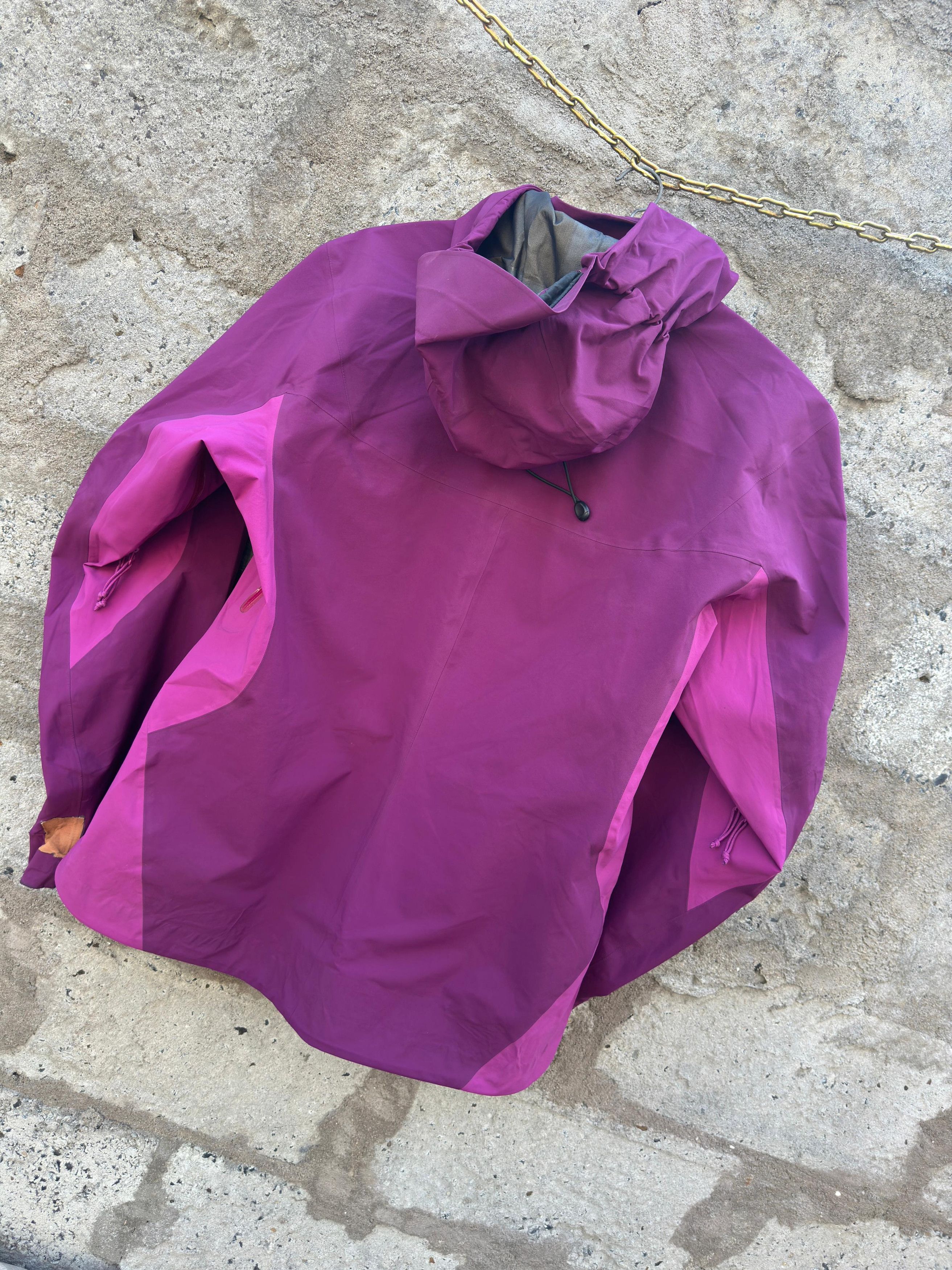 Arc'teryx Arc'teryx Women's GORE-TEX Hard Shell Jacket (Beta AR) Size US L / EU 52-54 / 3 - 11 Thumbnail