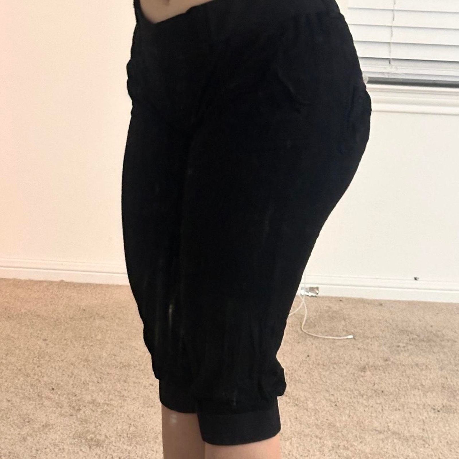 Bebe 2B Bebe Size Small Black Vintage Capris Soft & Flattering Size 27" / US 4 / IT 40 - 6 Thumbnail