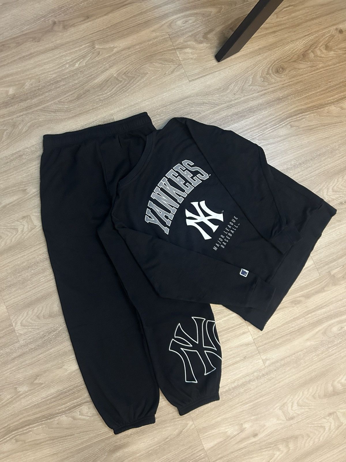 MLB ⚾️MLB New York Yankees Tracksuit Set Crewneck & Sweatpants Size US S / EU 44-46 / 1 - 2 Thumbnail