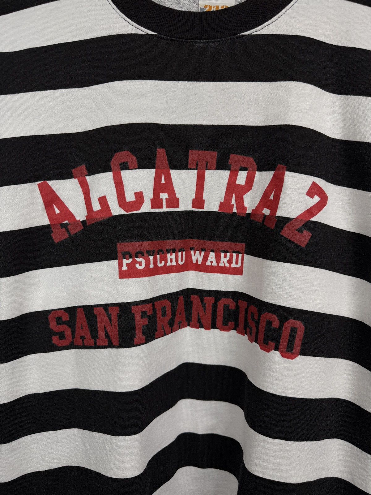 Designer 🇺🇸 Vintage 90s Alcatraz Psycho Ward San Francisco T-Shirt Y2K Size US XL / EU 56 / 4 - 4 Thumbnail