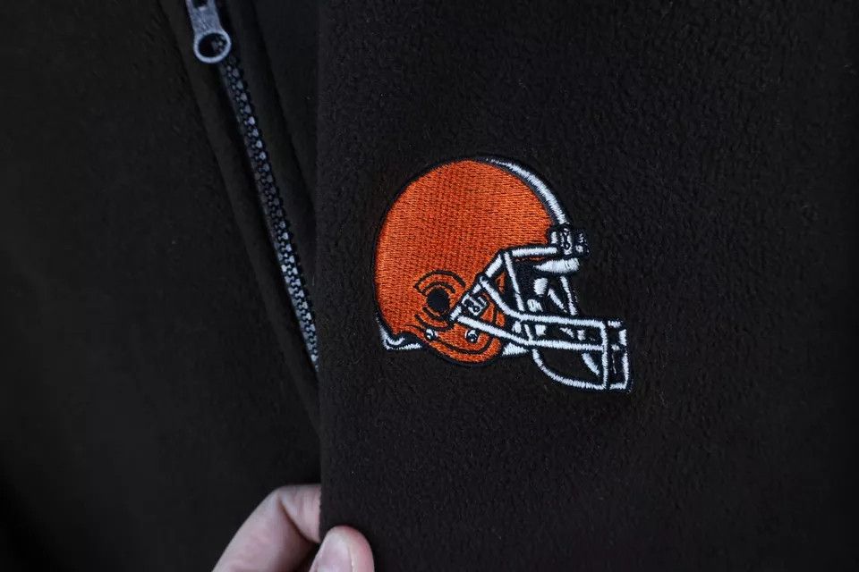 Vintage Vintage 90s 2 In 1 Cleveland Browns Football Hooded Jacket Size US XL / EU 56 / 4 - 17 Thumbnail
