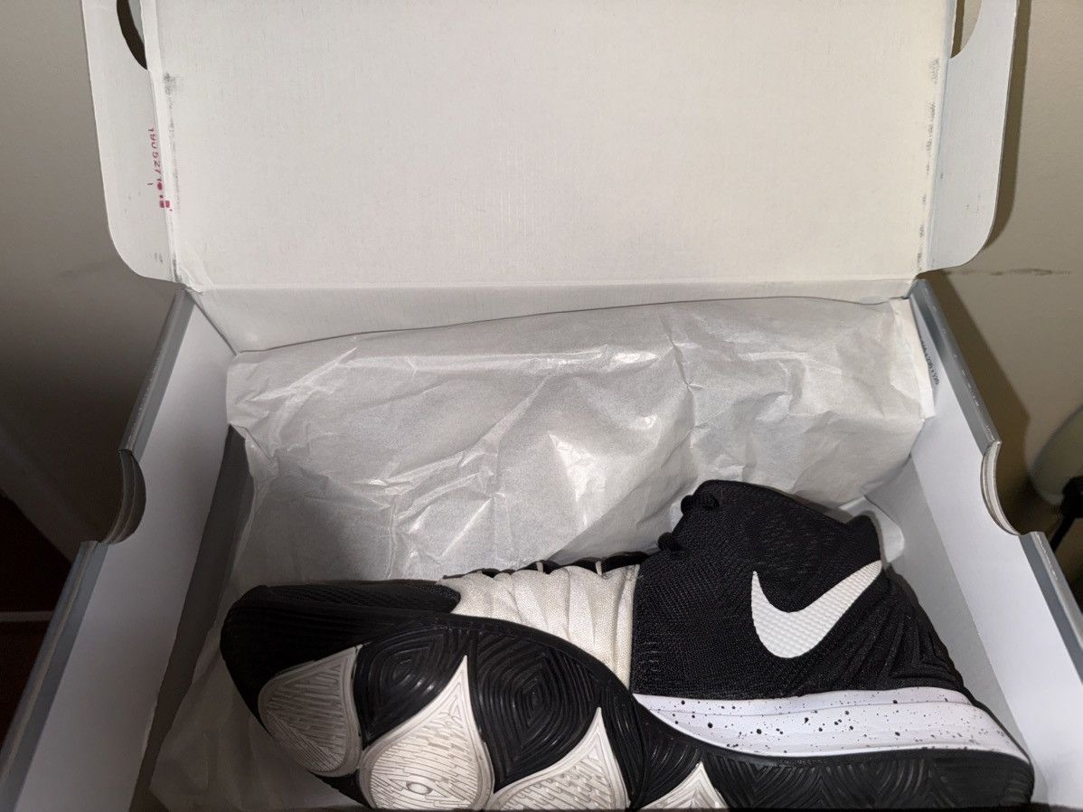 Nike Kyrie V Team Black Magic mid, OG Box, EXC! Minimal Use!