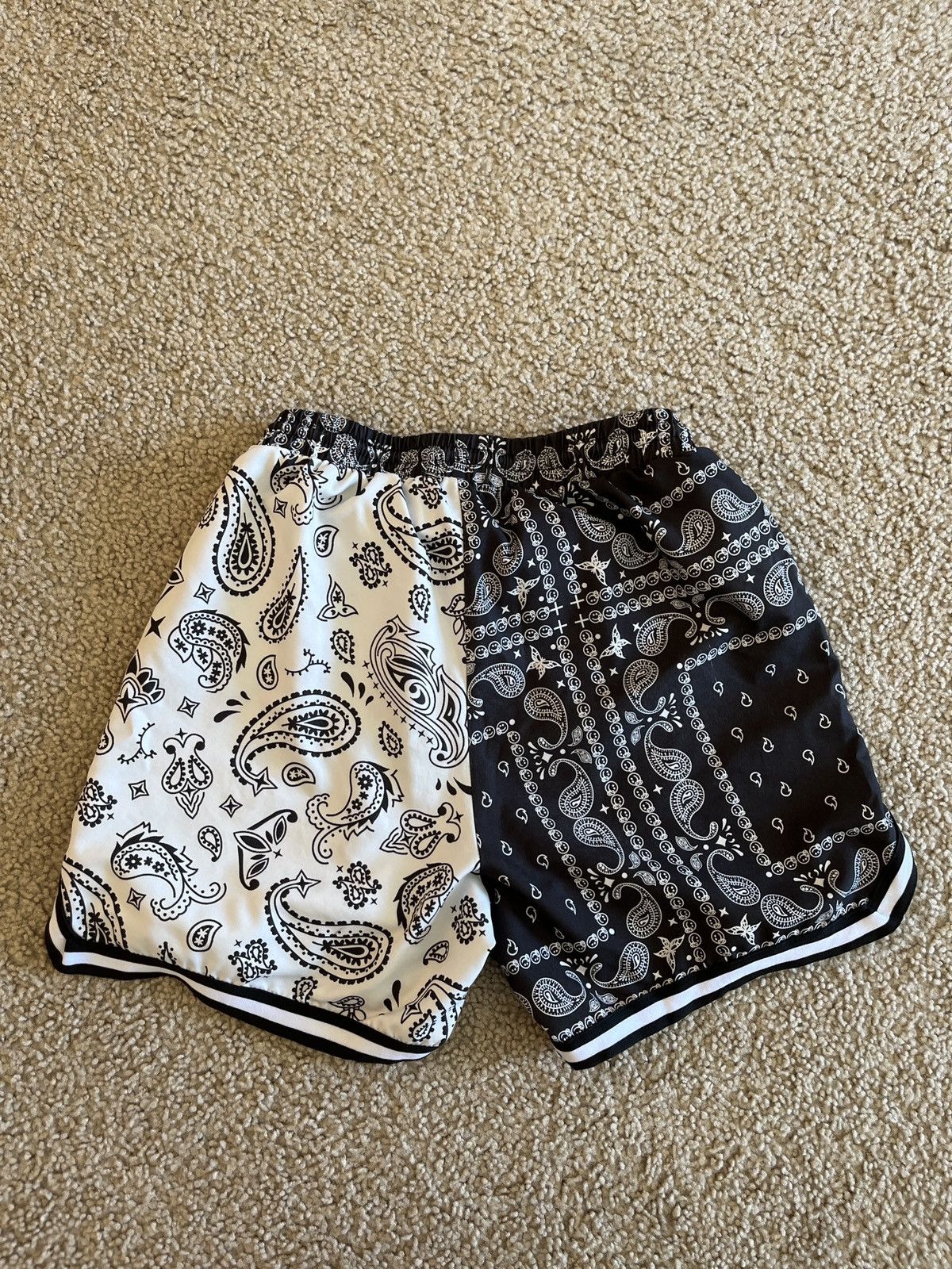 Other Black and White Paisley Bandanna Shorts Size US 30 / EU 46 - 2 Thumbnail
