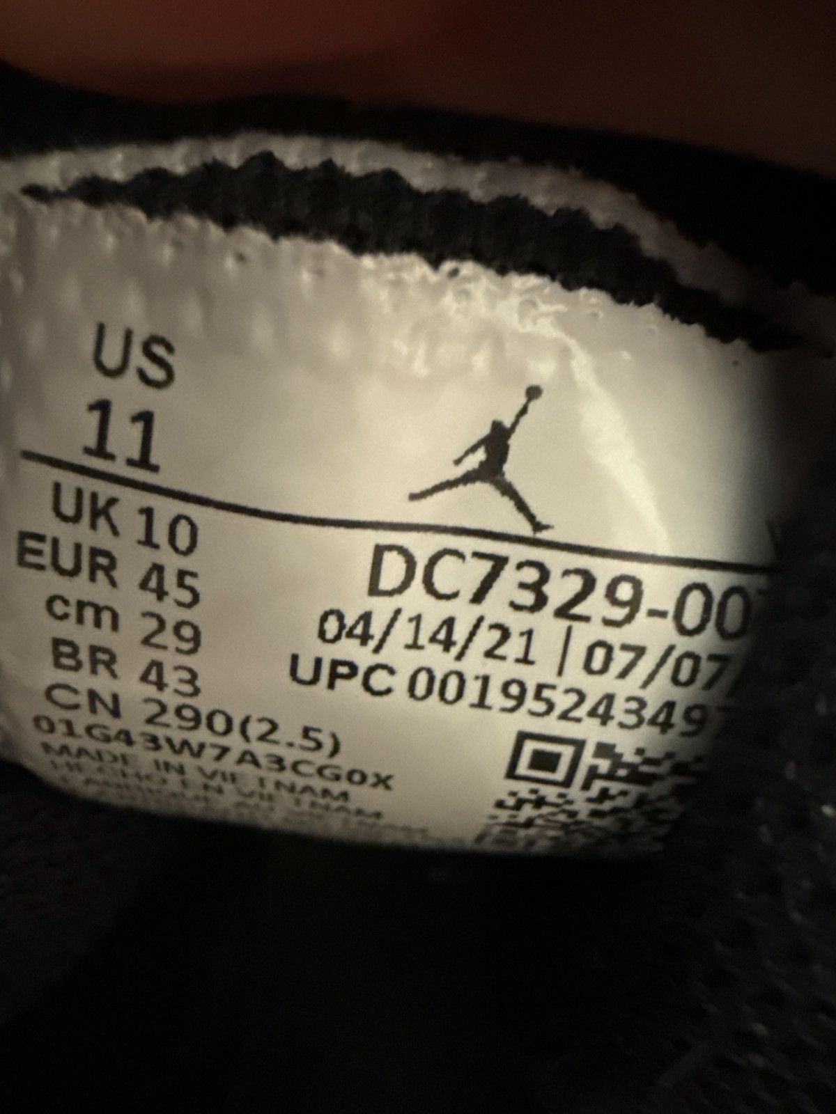 Nike Black and gold air jordans Size US 10 / EU 43 - 6 Thumbnail