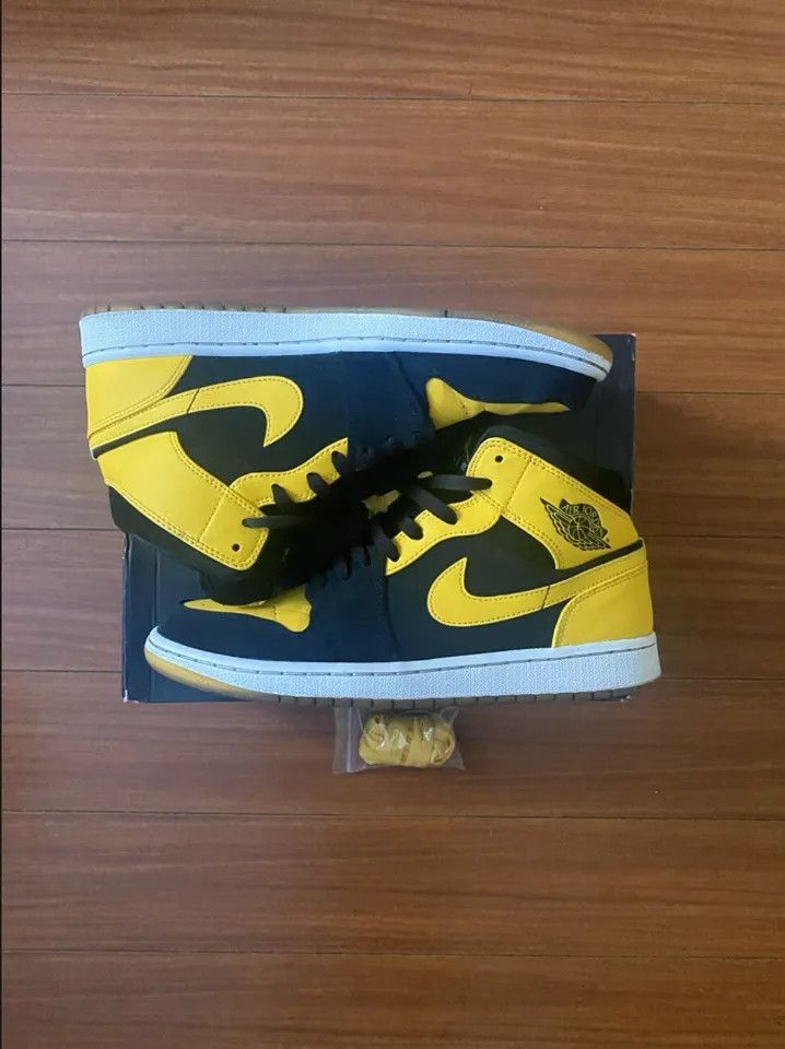Jordan Brand AIR JORDAN 1 RETRO MID “NEW LOVE” (2017) Size US 9 / EU 42 - 3 Thumbnail