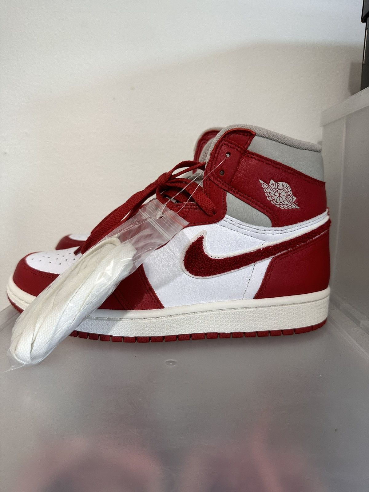 Jordan Brand × Nike Jordan 1 Retro High OG Varsity Red (Women's) Size US 8 / IT 38 - 2 Thumbnail