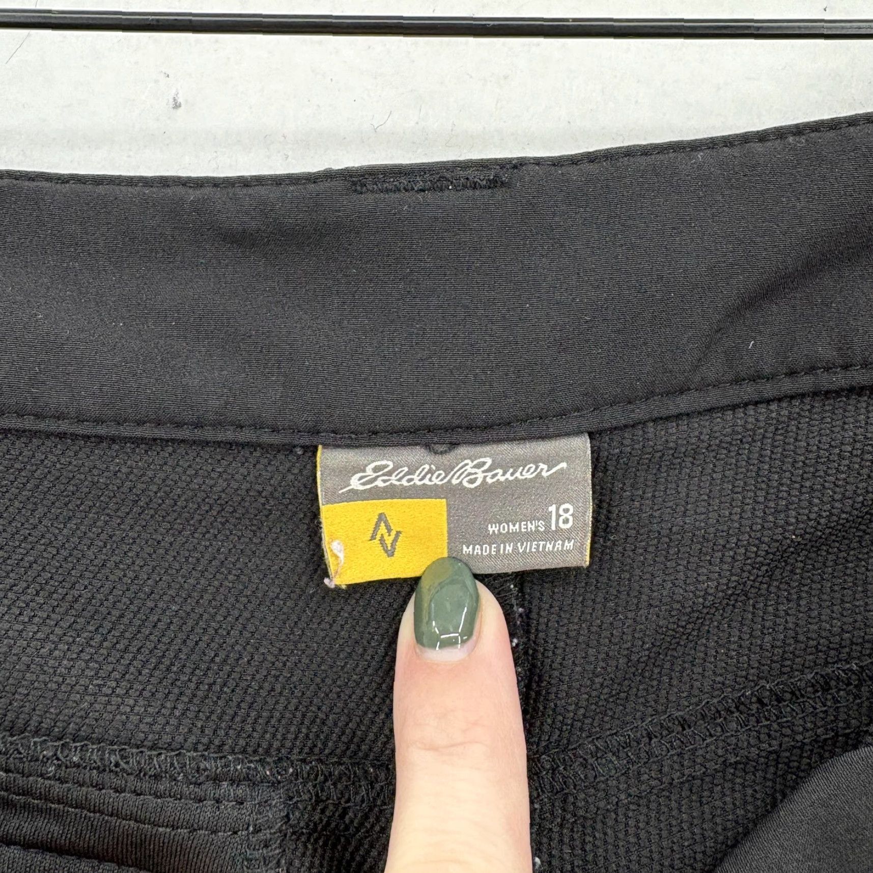 Eddie Bauer VINTAGE Eddie Bauer Travex Pants Womens 18 Black Cargo Stretch Hiking Outdoor Travel Size 40" / US 18 - 4 Thumbnail