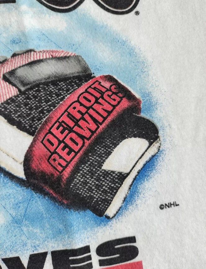 NHL × Vintage Vintage Detroit Red Wings "The Gloves are off" 90s t-shirt Size US L / EU 52-54 / 3 - 6 Thumbnail