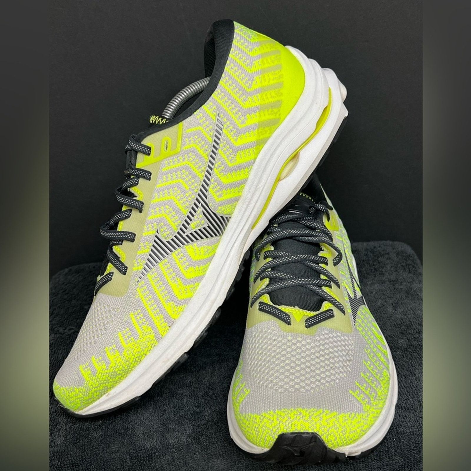 Mizuno Mizuno Wave Rider 24 Waveknit Men's Shoes Volt SZ 12 CLEAN Size US 12 / EU 45 - 3 Thumbnail