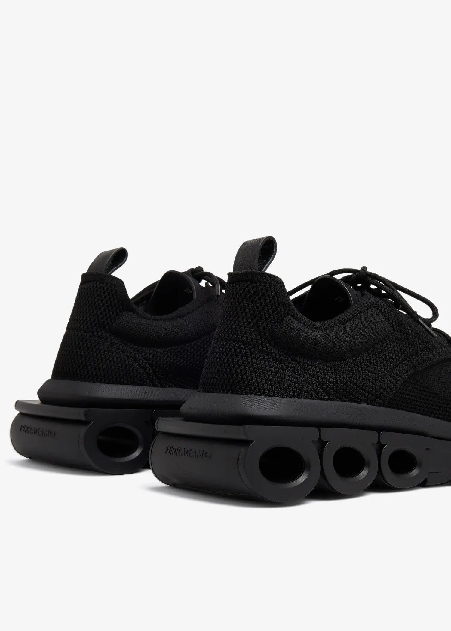 o1s1rm0725 Low-Top Sneakers in Black