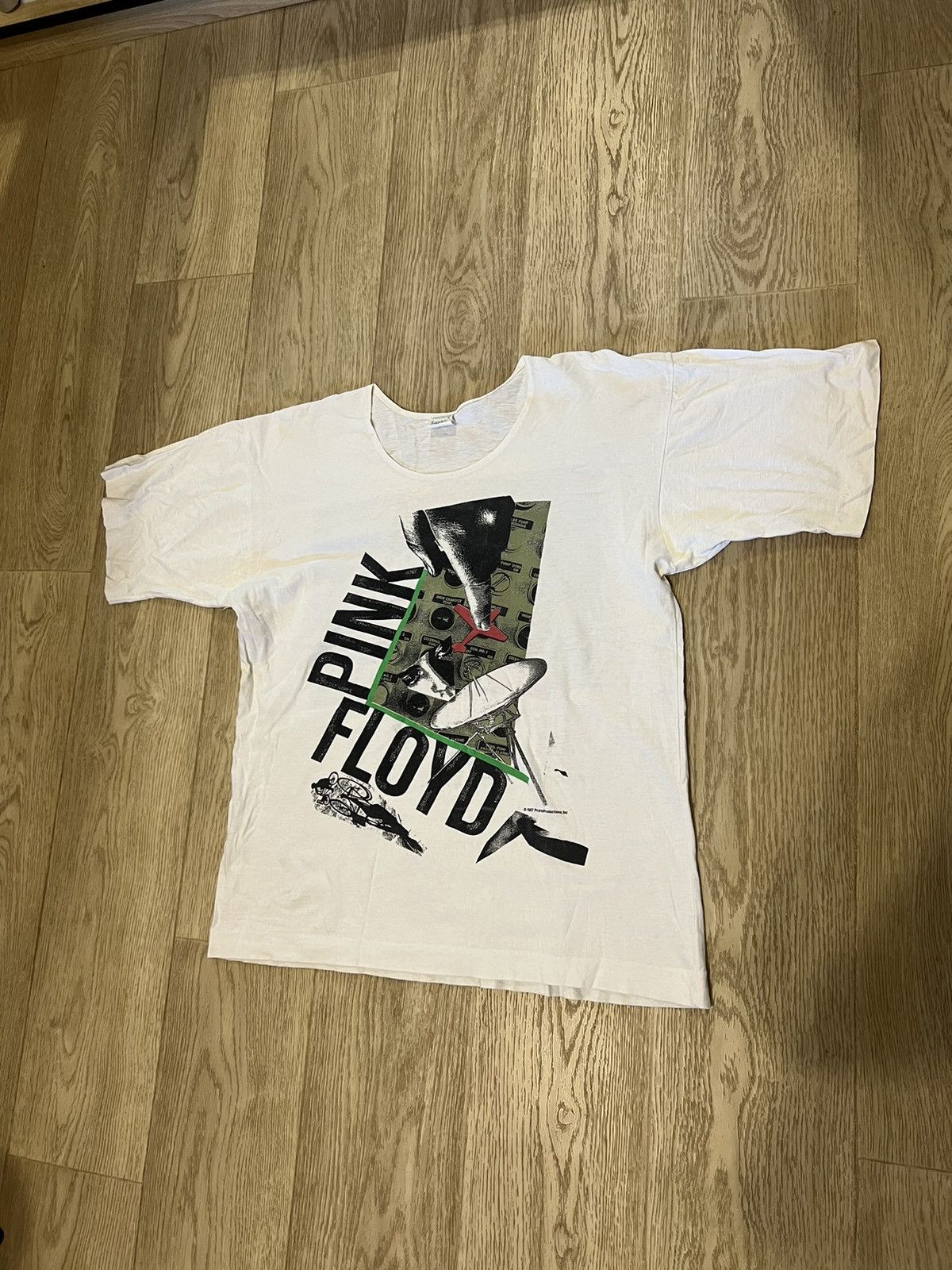 image of Band Tees x Pink Floyd 1987 Vintage Pink Floyd T-Shirt World Tour Tee Single Snitch in White (Size 