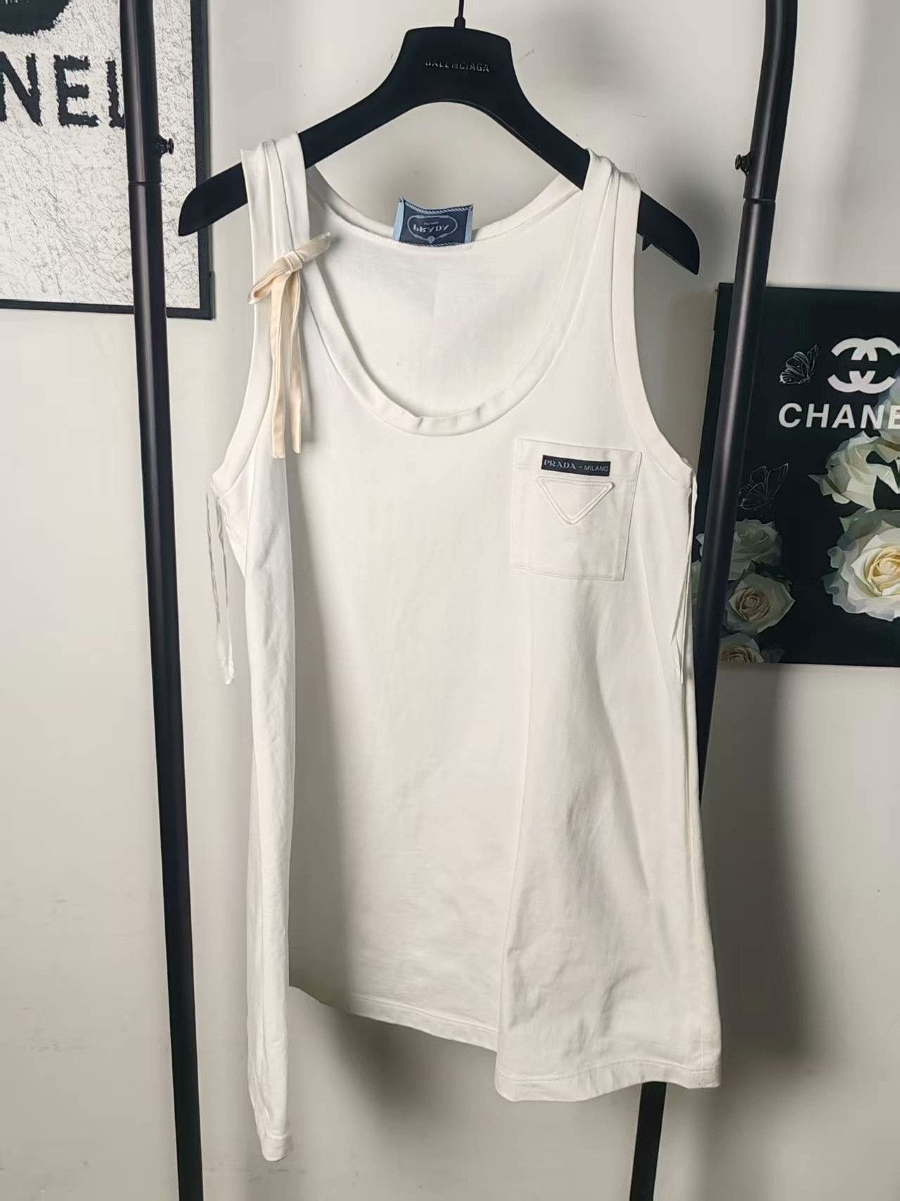 Prada Prada White T-Shirt M Women Size M / US 6-8 / IT 42-44 - 1 Thumbnail