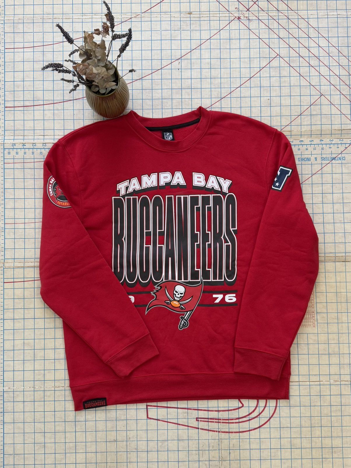 NFL NWOT NFL Team Apparel Tampa Bay Buccaneers Crewneck Large Size US L / EU 52-54 / 3 - 5 Thumbnail