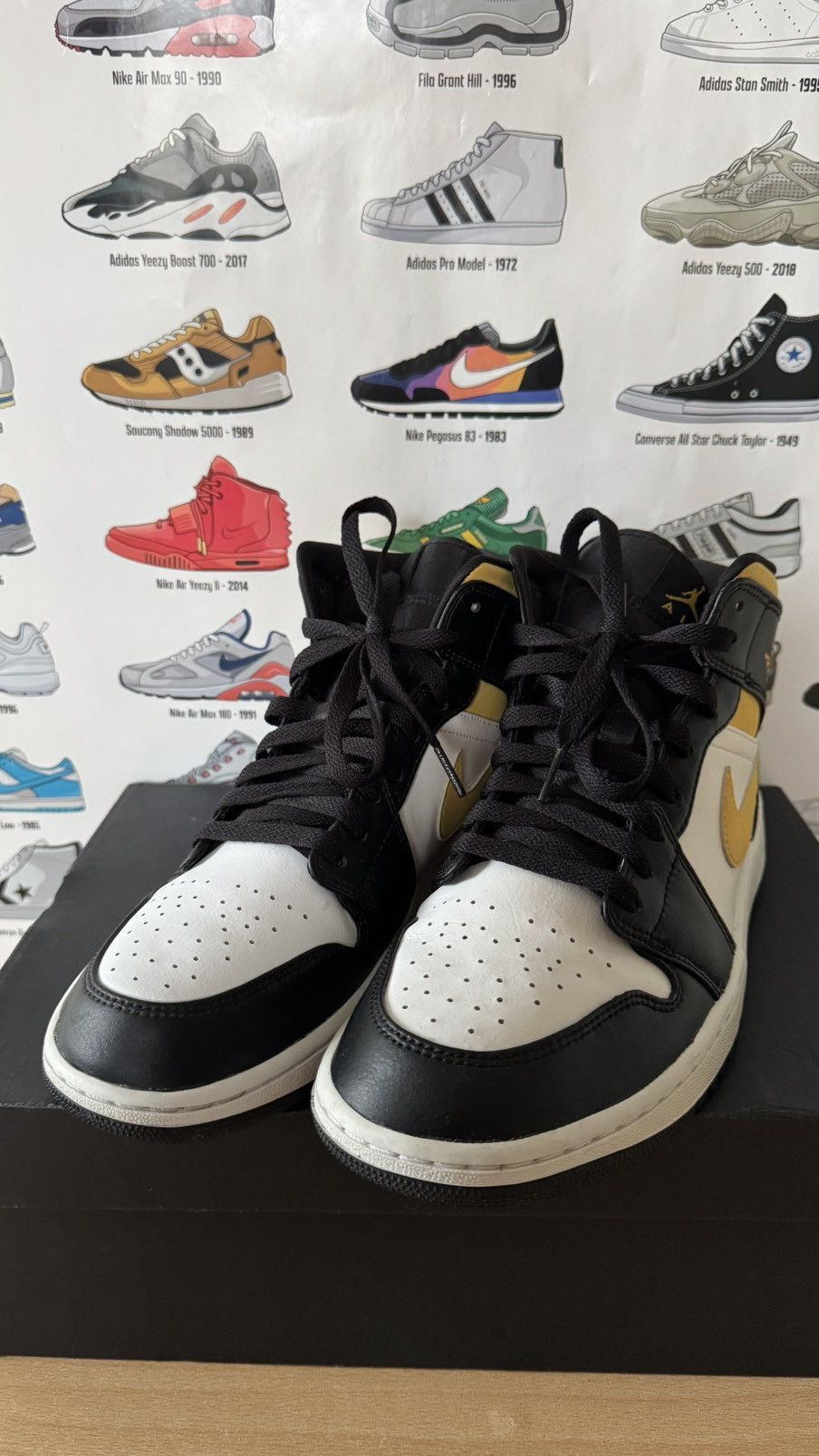 Nike Nike Air Jordan 1 Mid Size US 10 / EU 43 - 3 Thumbnail