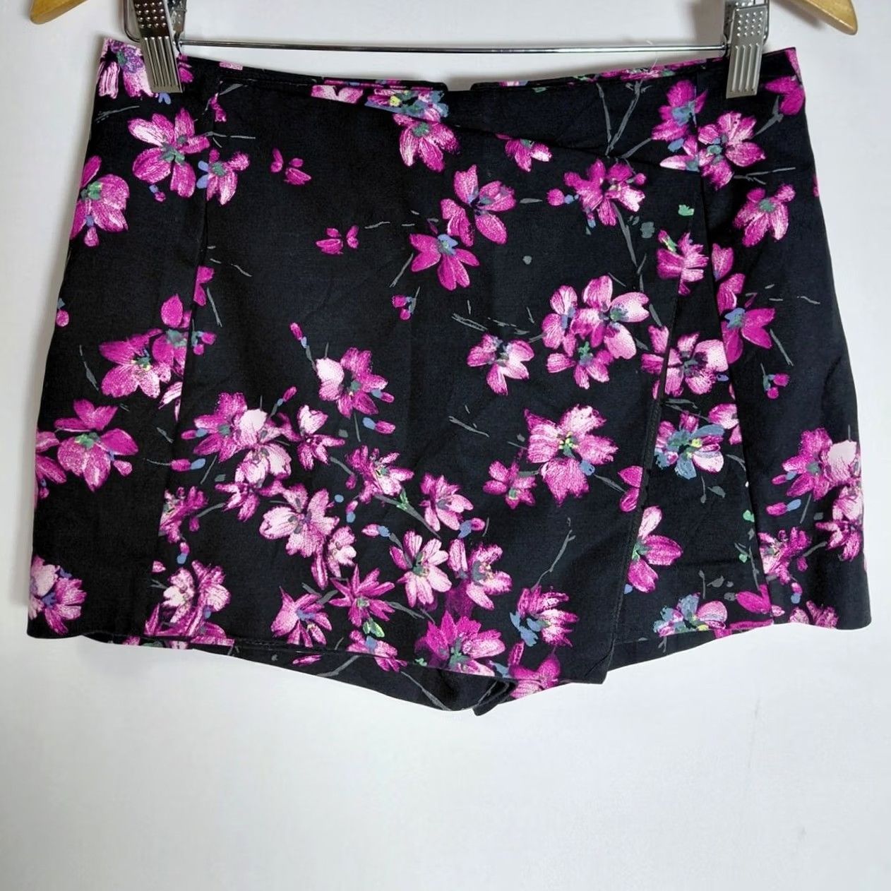 Express EXPRESS Black Pink Floral Print Knit Shorts Women Size 4 Size 27" / US 4 / IT 40 - 2 Thumbnail