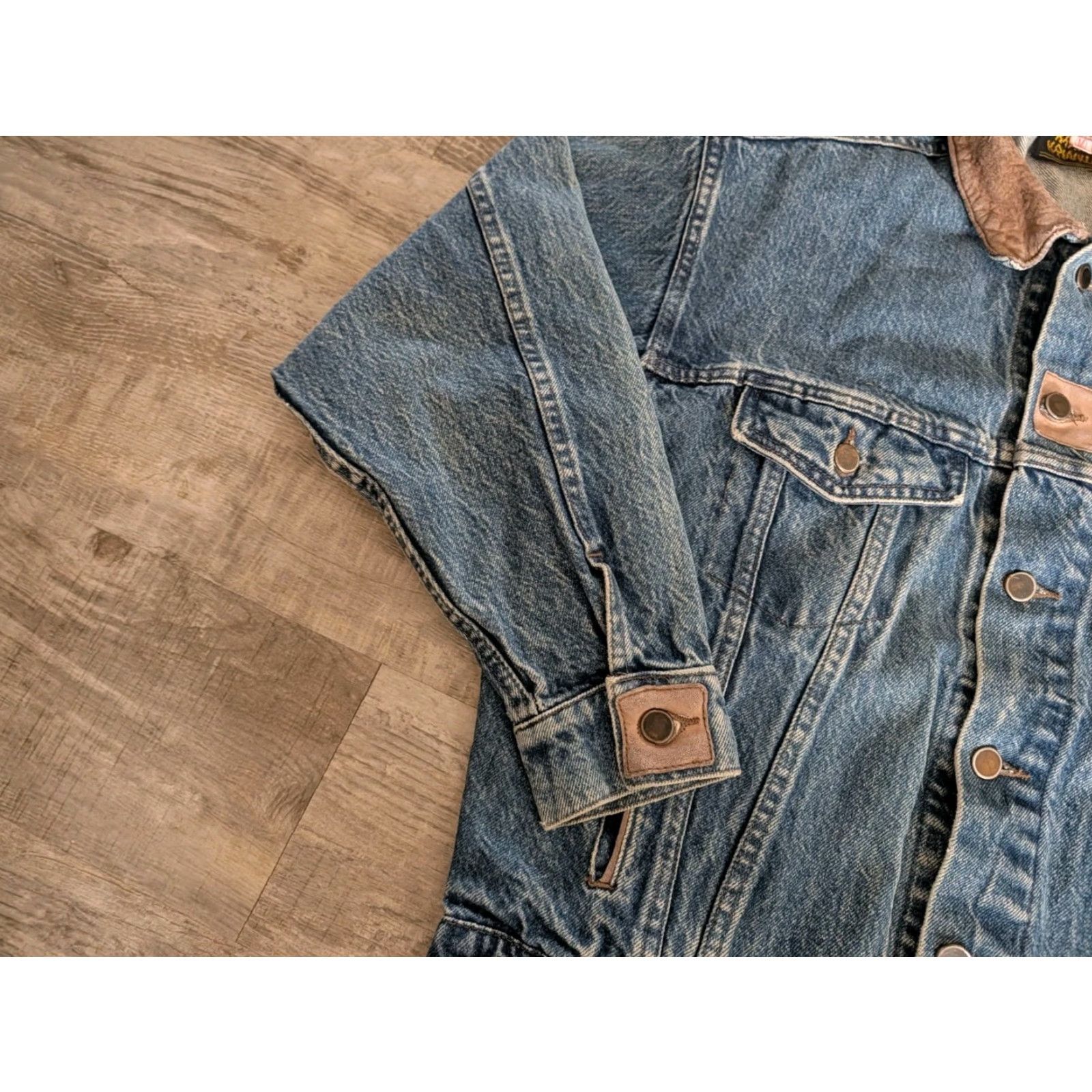 Denime VINTAGE Krazy Krinkle Denim Jean Jacket Mens Medium 43 Blue Leather Collar 80s Casual Workwear Mens Size US 31 - 5 Thumbnail