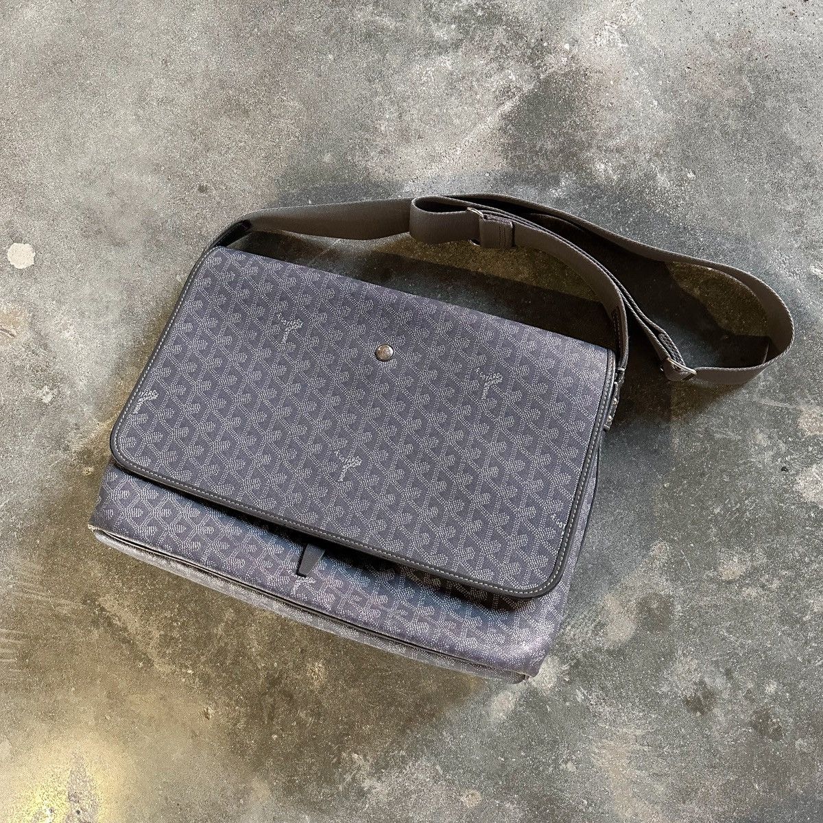 image of Goyard Capetien Mm Messenger Bag in Grey, Men's