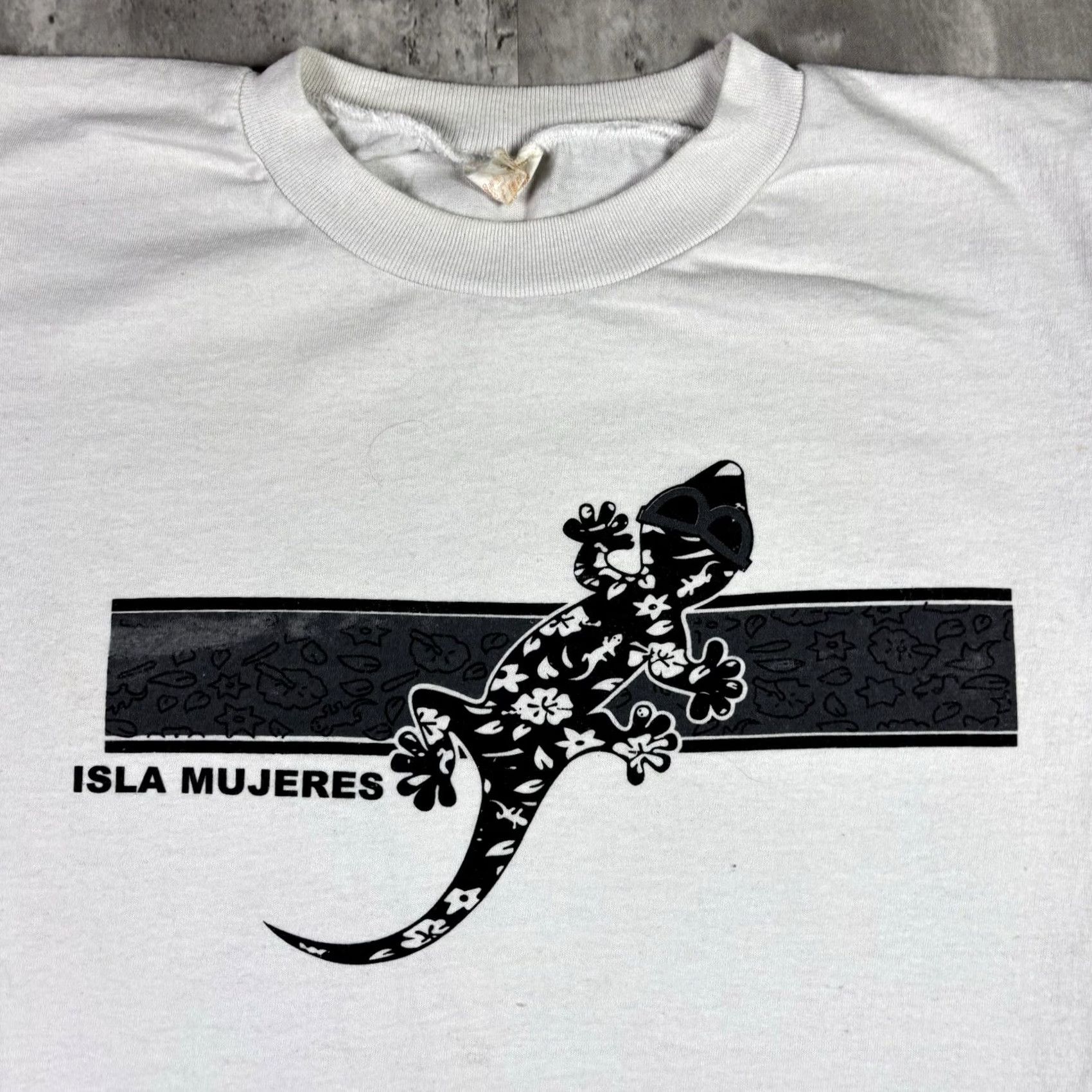 Vintage VINTAGE Isla Mujeres T Shirt Lizard Camouflage Art Men M 2000s Y2K Silver Cotton Graphic Mens Size US M / EU 48-50 / 2 - 6 Thumbnail
