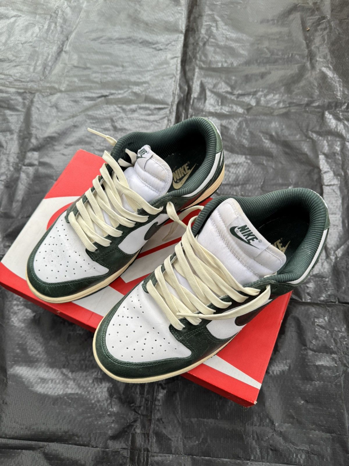 Nike Nike Dunk Low SE "Pine Green" Size US 8 / EU 41 - 2 Thumbnail