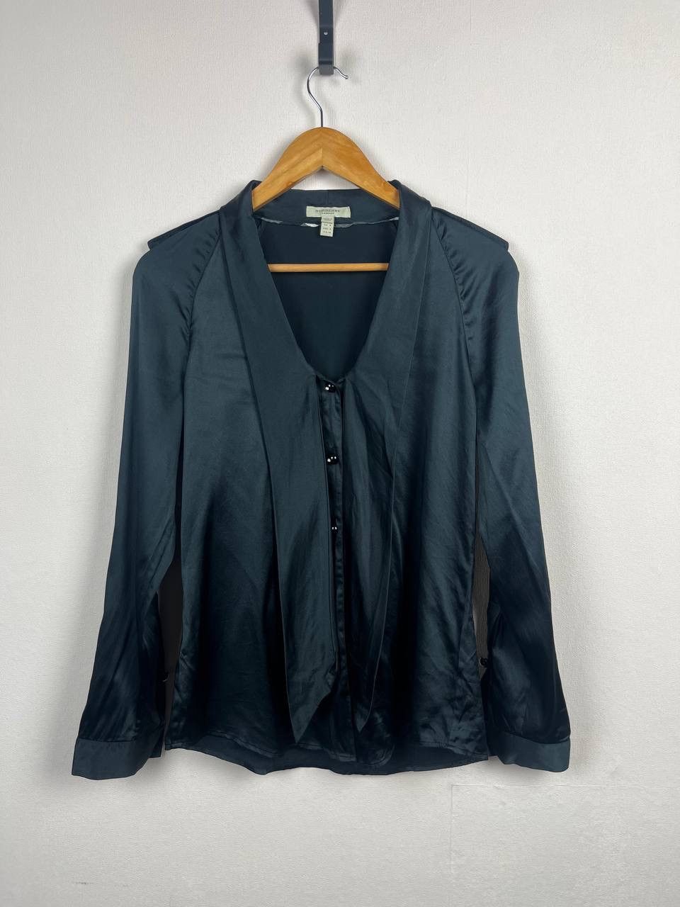 Burberry Burberry London Silk V-Neck Button Long Sleeve Blouse Size 6 Size M / US 6-8 / IT 42-44 - 1 Thumbnail