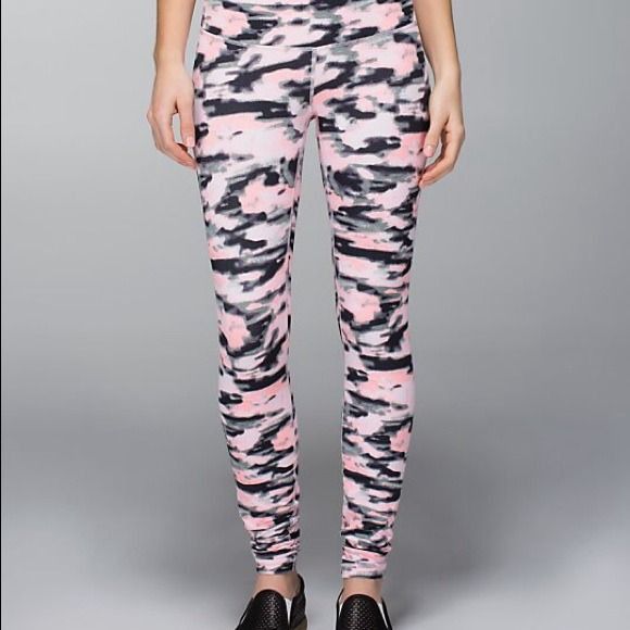 Lululemon Lululemon Pink Camo Wamo Wunder Under Pants Size 27" / US 4 / IT 40 - 1 Thumbnail