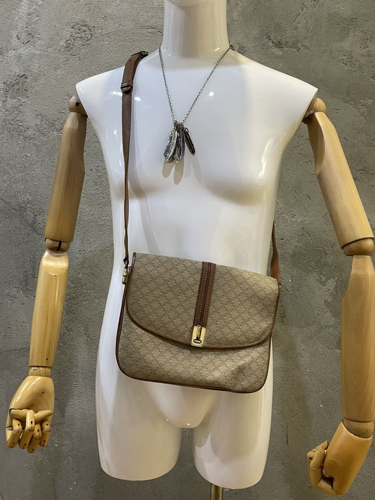 Celine Vintage Celine Macadam Blason Leather Shoulder Bag (M06) Size ONE SIZE - 2 Thumbnail