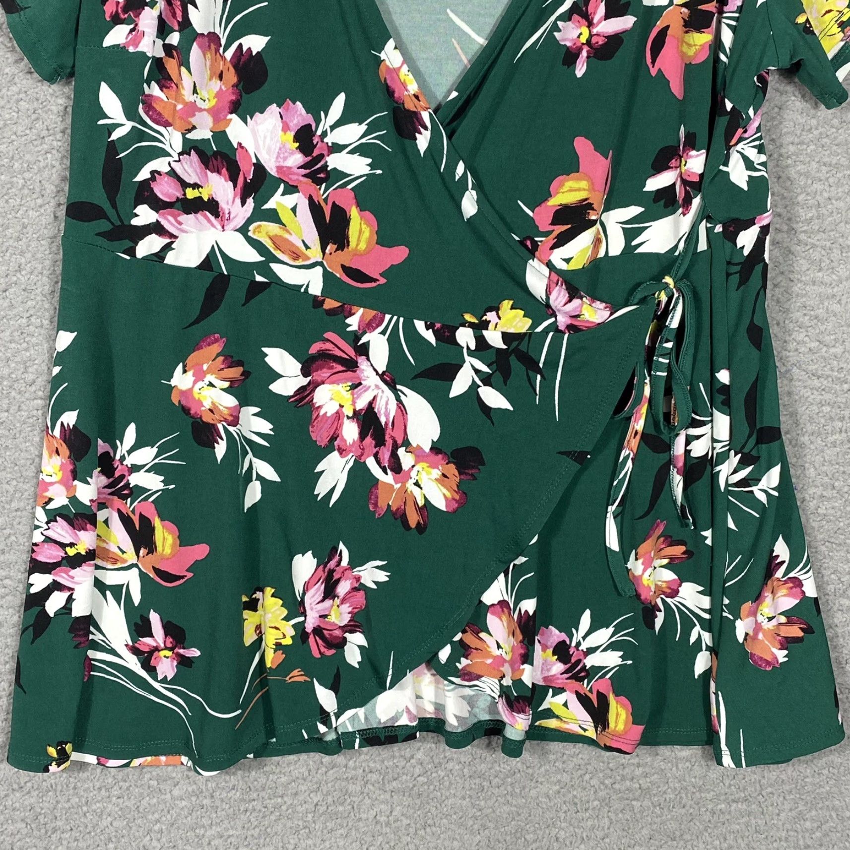 Torrid Torrid Women's Blouse Surplice Wrap Floral Green Size 2X Plus V-Neck Short Sleeve Side Tie Bohemian City Floral Accents Women Size XXL / US 16-18 / IT 52-54 - 5 Thumbnail
