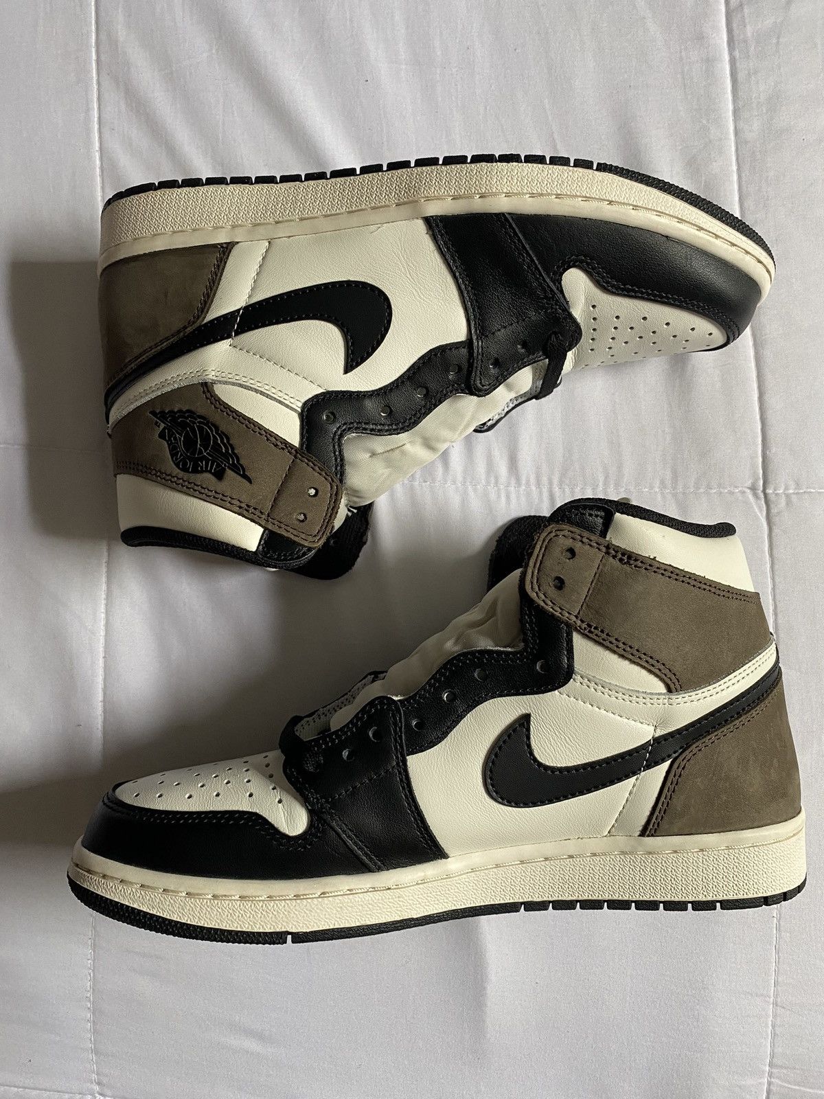Jordan Brand × Nike Air Jordan 1 Retro High OG Dark Mocha Size US 9 / EU 42 - 2 Thumbnail
