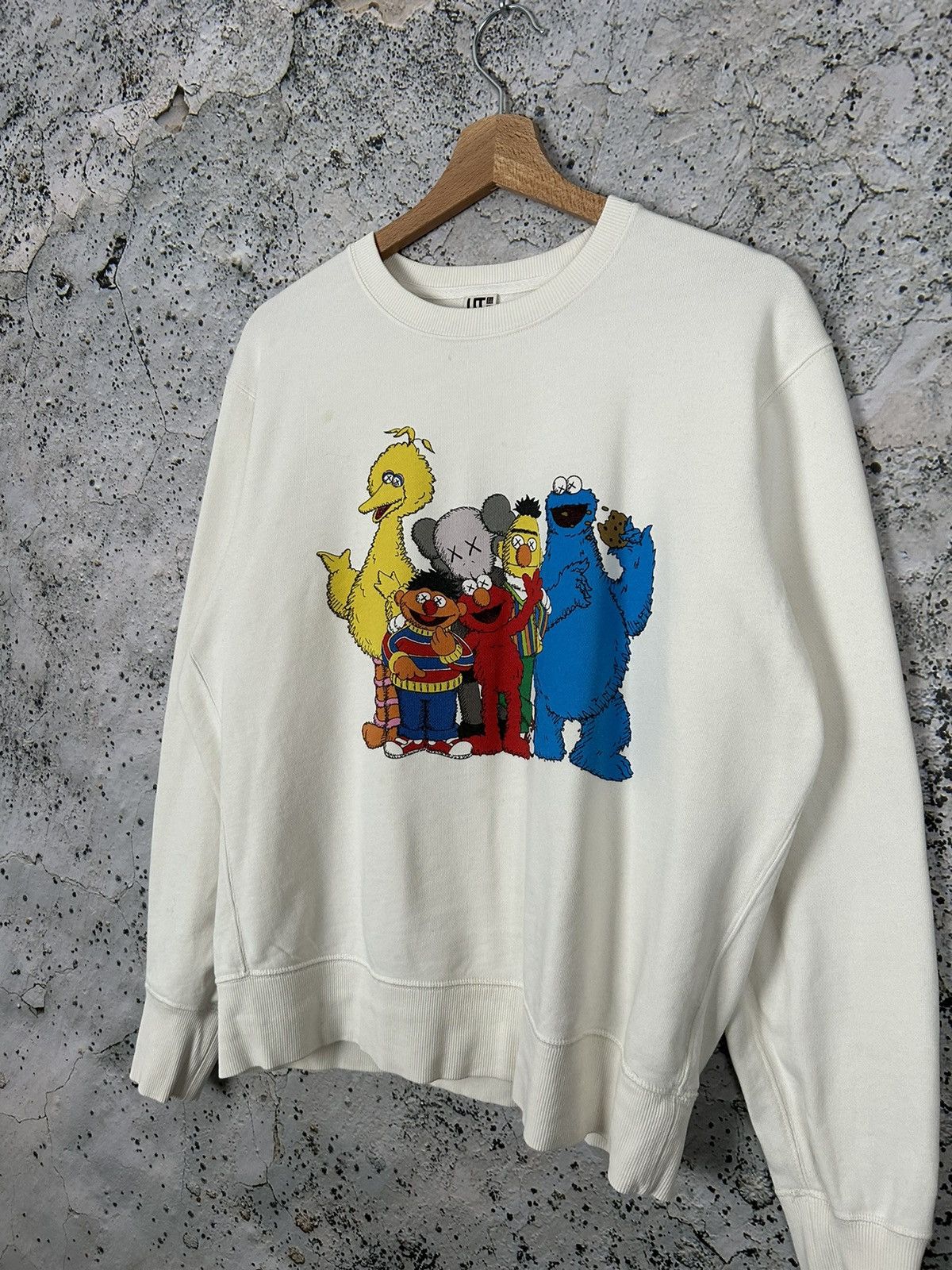 Kaws Kaws X Uniqlo Sesame Street Streetwear Crewneck Hype Size US S / EU 44-46 / 1 - 2 Thumbnail