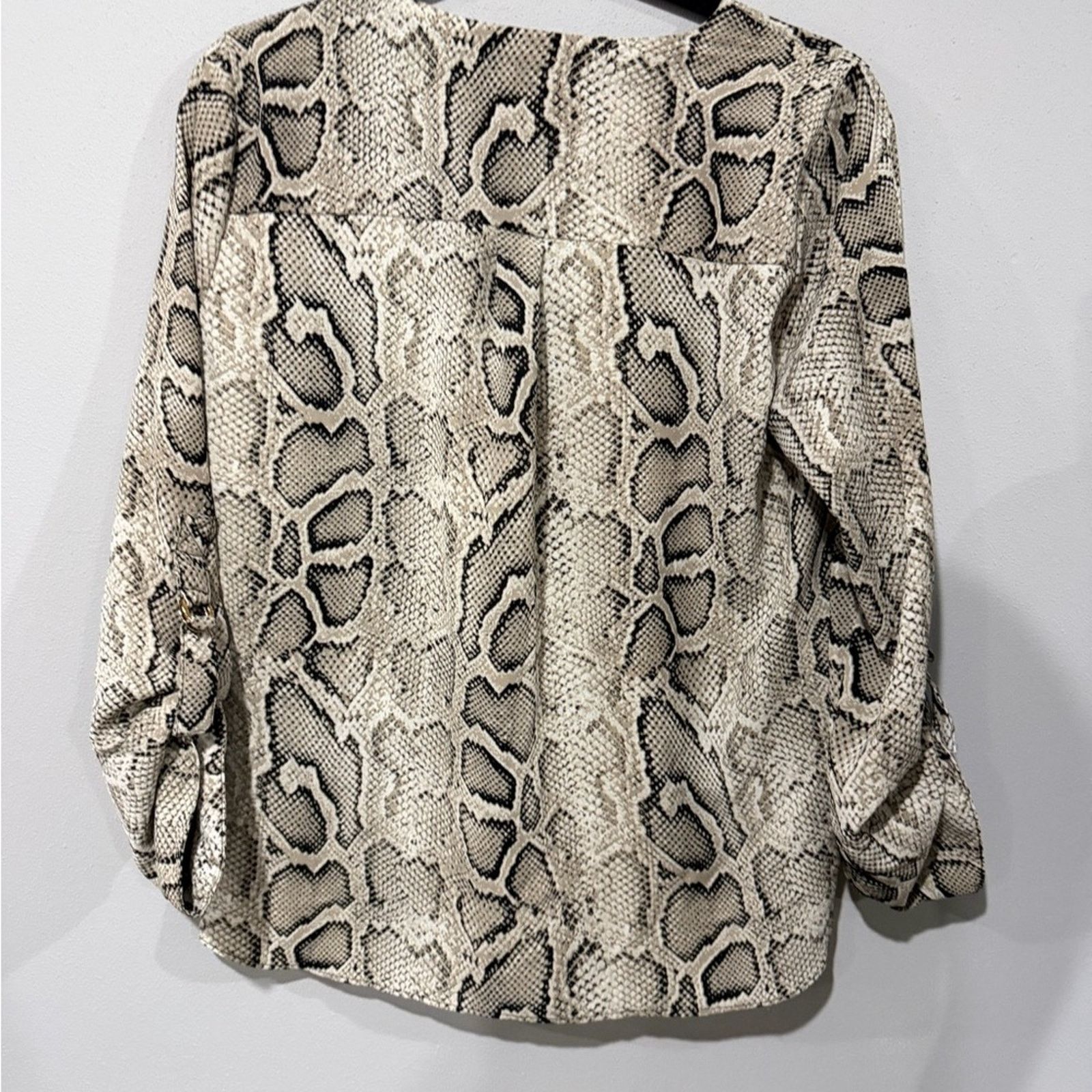 Michael Kors Michael Michael Kors Snakeskin V-Neck Blouse Size Medium Size M / US 6-8 / IT 42-44 - 8 Thumbnail