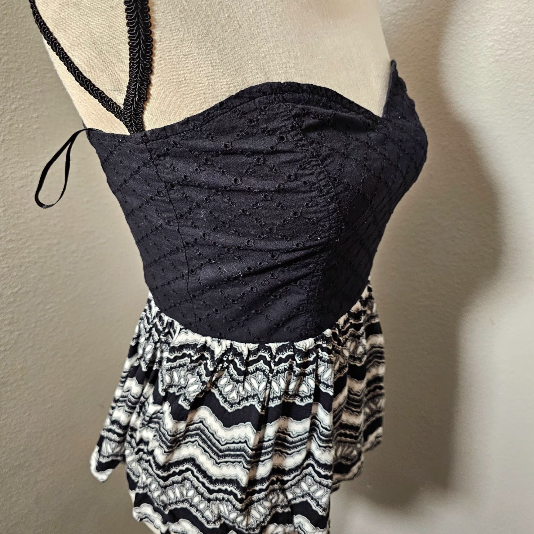 Vintage Kendall + Kylie Women’s Black Sleeveless Top Size Medium Strapless Cami Elastic Tank Regular Shirt Fashion Basic Casual Size M / US 6-8 / IT 42-44 - 5 Thumbnail