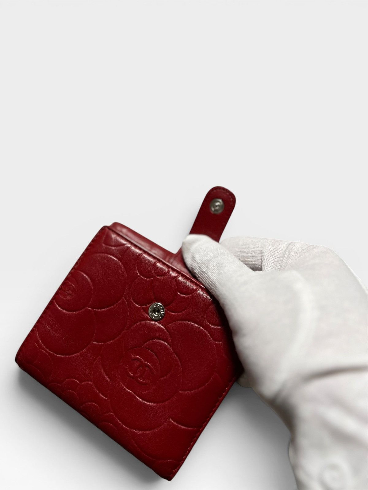 Chanel STEAL! Chanel Camellia embossed leather trifold wallet Size ONE SIZE - 5 Thumbnail