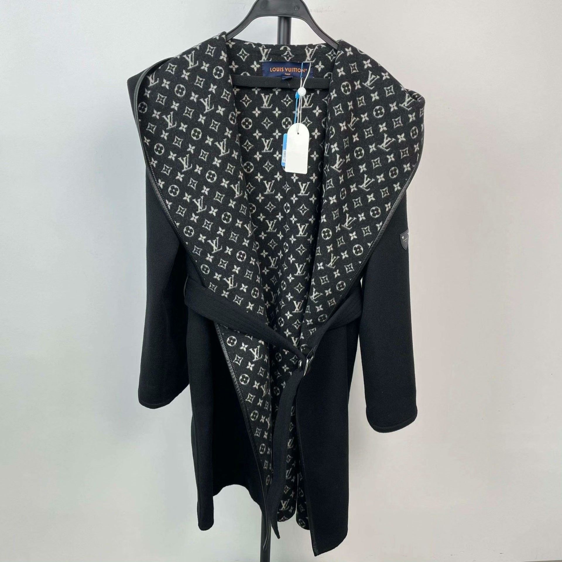 Louis Vuitton Louis Vuitton Black Heavy Coat 40 Men Size US M / EU 48-50 / 2 - 1 Thumbnail