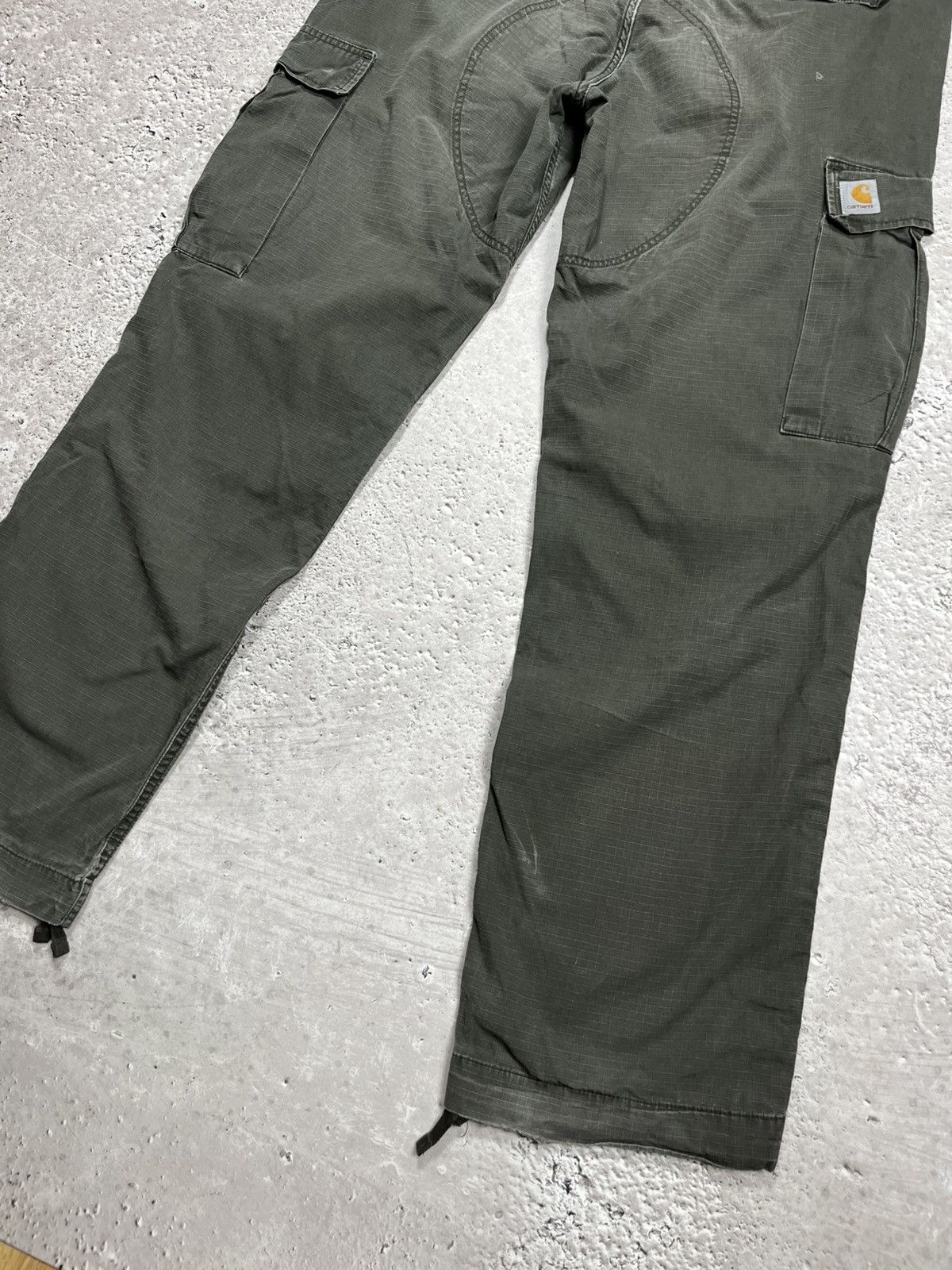 Carhartt distressed green cargo pants 38x34 rugged workwear