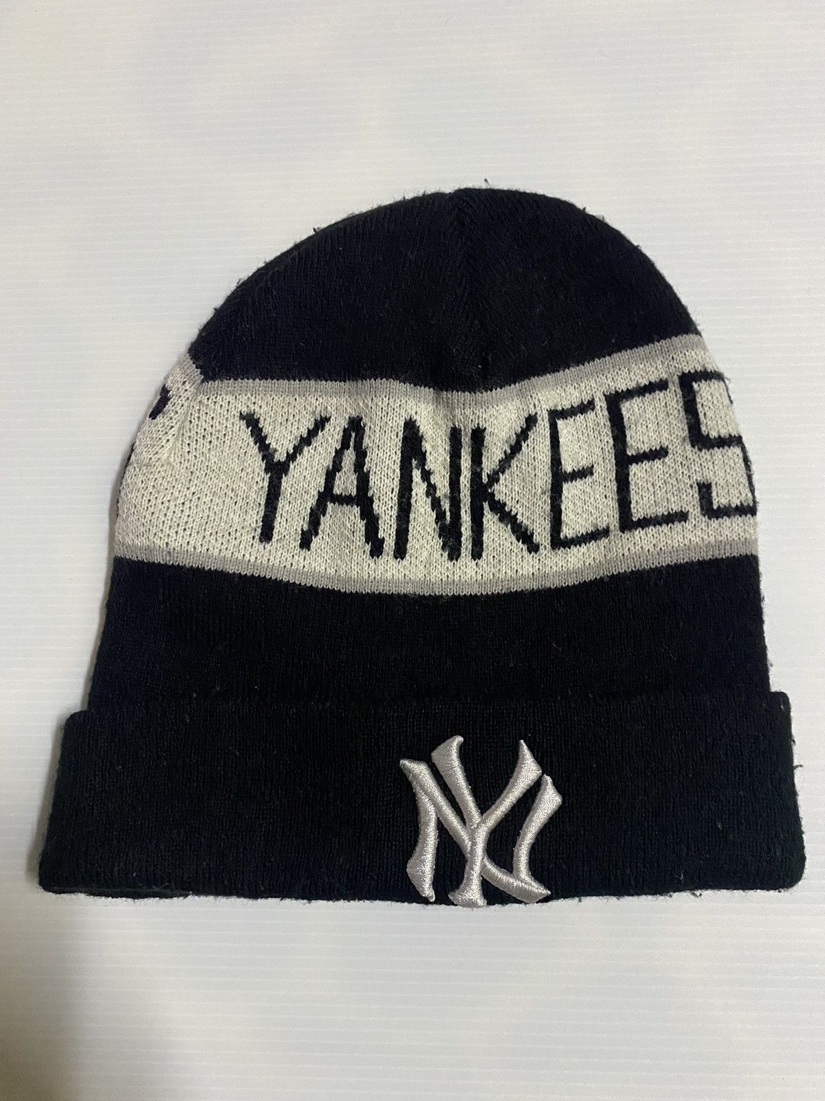 MLB New York Yankees Small Logo Embroidery Beanie Hat